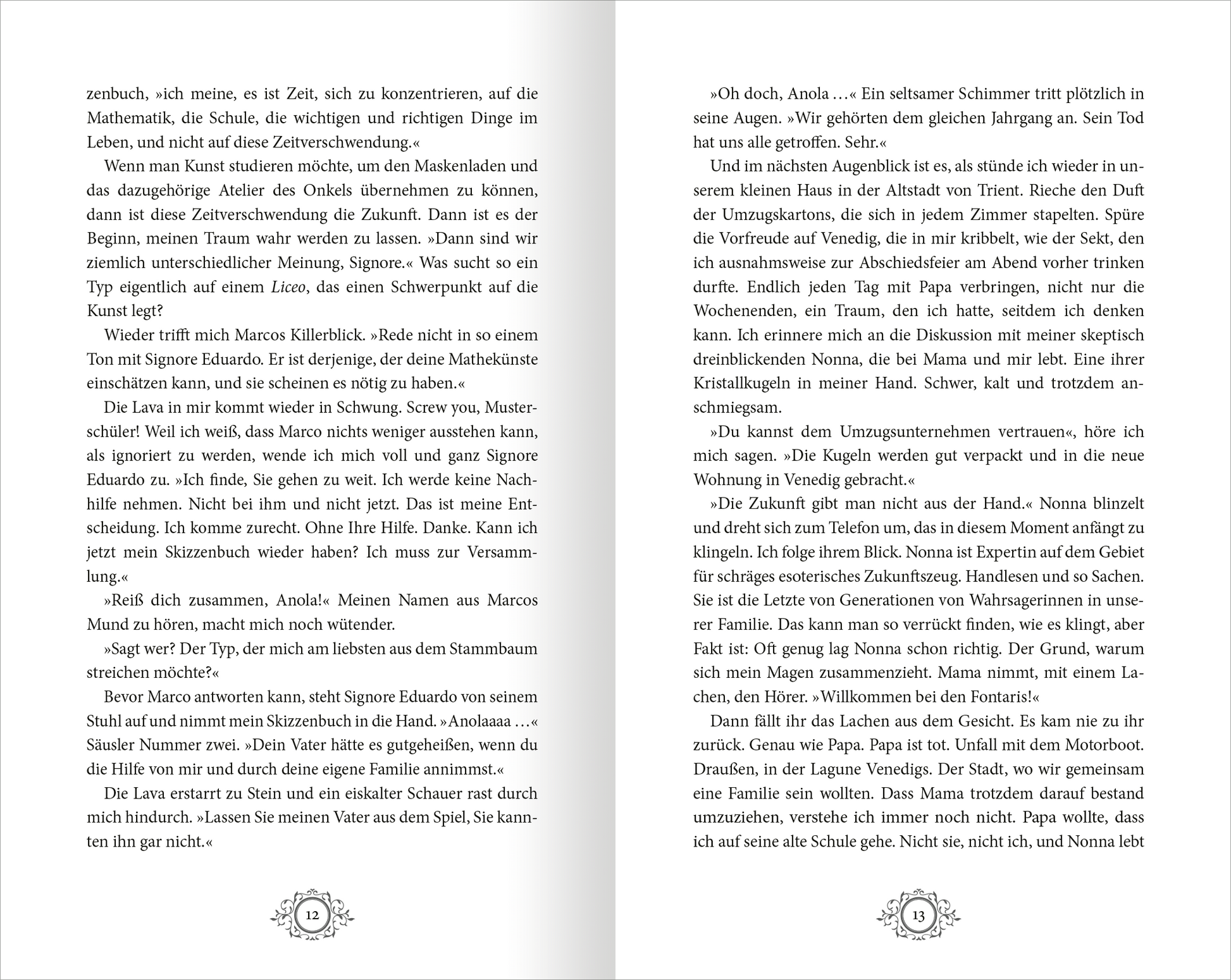 Gezeigt wird eine Innen- oder Zusatzansicht von „Stadt aus Wasser und Licht – Die Maskenmagierin“. Die Doppelseite zeigt grauenhaft schöne, kalligrafisch gestaltete Schriftzüge in dunkler Typografie, die auf einem hellen Hintergrund stehen. Die Seiten sind verziert mit verschnörkelten Elementen, die die Fantasie anregen. Der Text vermittelt eine mystische und fesselnde Atmosphäre, während verschiedene Absätze in unterschiedlichem Format hervorgehoben sind, um den Lesefluss zu...