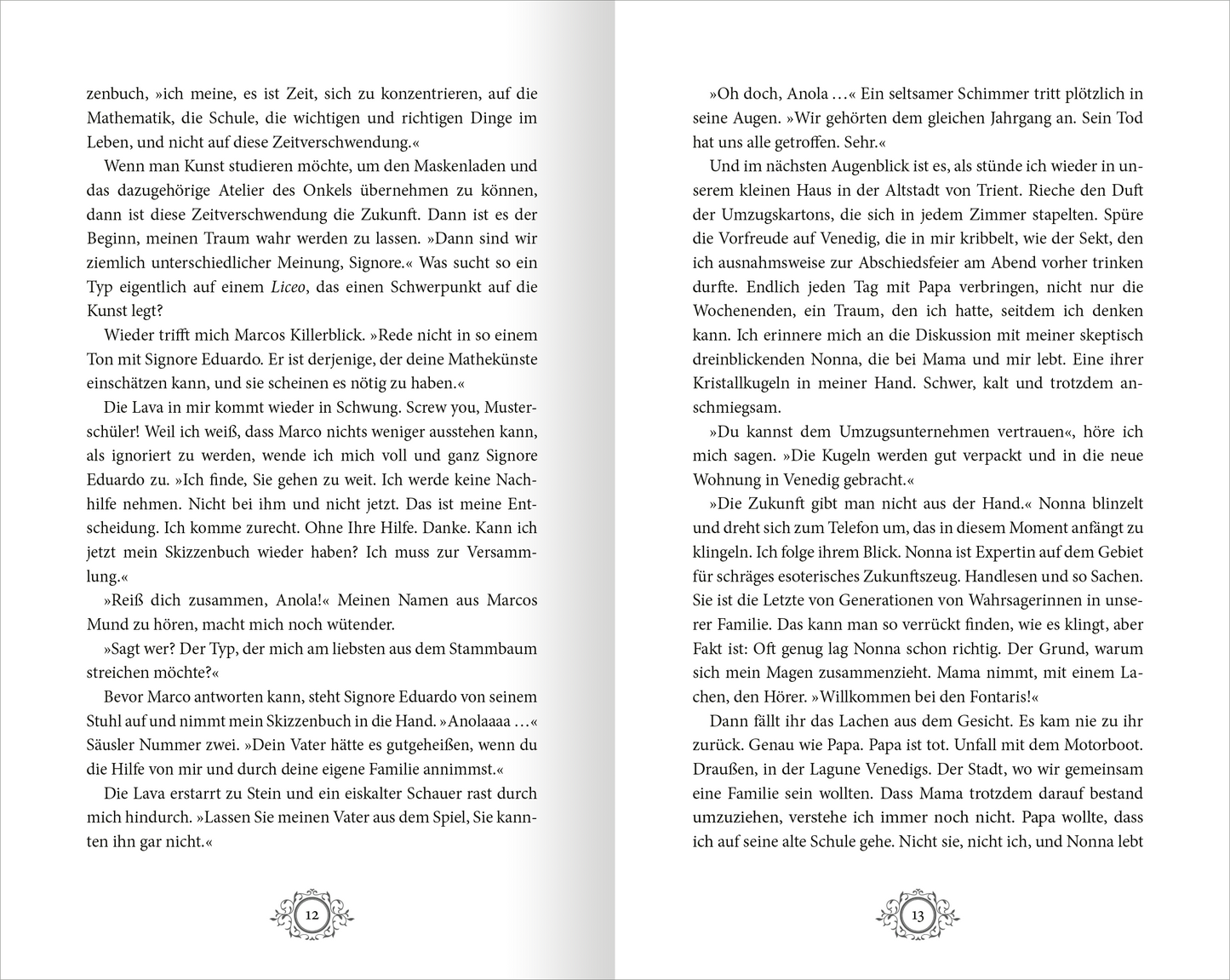 Gezeigt wird eine Innen- oder Zusatzansicht von „Stadt aus Wasser und Licht – Die Maskenmagierin“. Die Doppelseite zeigt grauenhaft schöne, kalligrafisch gestaltete Schriftzüge in dunkler Typografie, die auf einem hellen Hintergrund stehen. Die Seiten sind verziert mit verschnörkelten Elementen, die die Fantasie anregen. Der Text vermittelt eine mystische und fesselnde Atmosphäre, während verschiedene Absätze in unterschiedlichem Format hervorgehoben sind, um den Lesefluss zu...