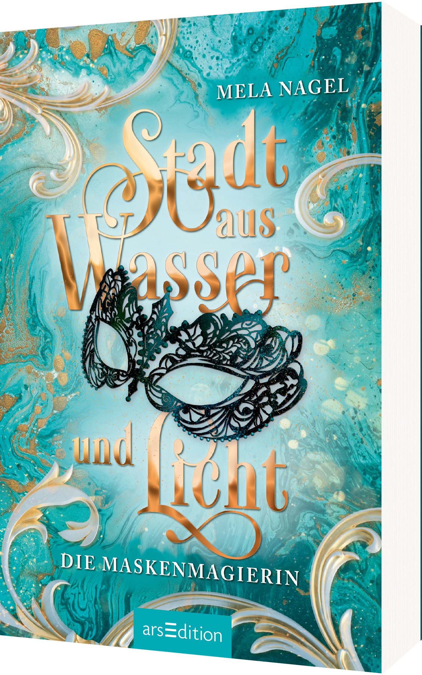 Auf dem Buchcover von „Stadt aus Wasser und Licht“ von Mela Nagel erscheint ein schimmerndes, aquamarinfarbenes Hintergrundmuster mit goldenen Verzierungen. In eleganter, geschwungener Typografie sind der Titel und Untertitel in goldenen Buchstaben hervorgehoben. Eine filigrane, schwarze Maske bildet einen zentralen Blickfang. Ganz oben befindet sich der Schriftzug „SPIEGEL-Bestseller“, umrahmt von einem goldenen Banner. Ganz unten mittig steht der Logoschriftzug von arsEdition.