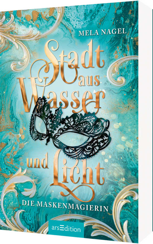 Auf dem Buchcover von „Stadt aus Wasser und Licht“ von Mela Nagel erscheint ein schimmerndes, aquamarinfarbenes Hintergrundmuster mit goldenen Verzierungen. In eleganter, geschwungener Typografie sind der Titel und Untertitel in goldenen Buchstaben hervorgehoben. Eine filigrane, schwarze Maske bildet einen zentralen Blickfang. Ganz oben befindet sich der Schriftzug „SPIEGEL-Bestseller“, umrahmt von einem goldenen Banner. Ganz unten mittig steht der Logoschriftzug von arsEdition.