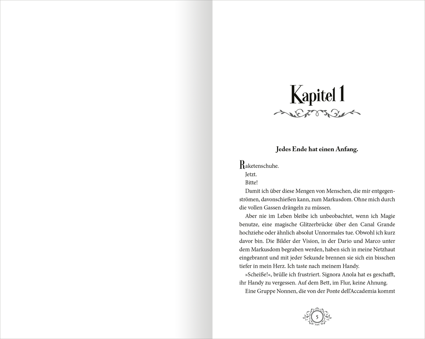 Gezeigt wird eine Innenansicht von „Stadt aus Wasser und Licht – Die geheime Maske“. Auf der linken Seite sieht man eine leere Seite, während die rechte Seite den Beginn des ersten Kapitels zeigt. Der Text ist in geschwungener, eleganter Schriftart gestaltet, mit dem Kapitelüberschrift „Kapitel 1“ in größerer, auffälliger Schrift. Unterhalb der Überschrift steht ein erklärender Text, der in normaler Schrift verfasst ist. Die Seite ist in sanften, hellen Farben gehalten, die...