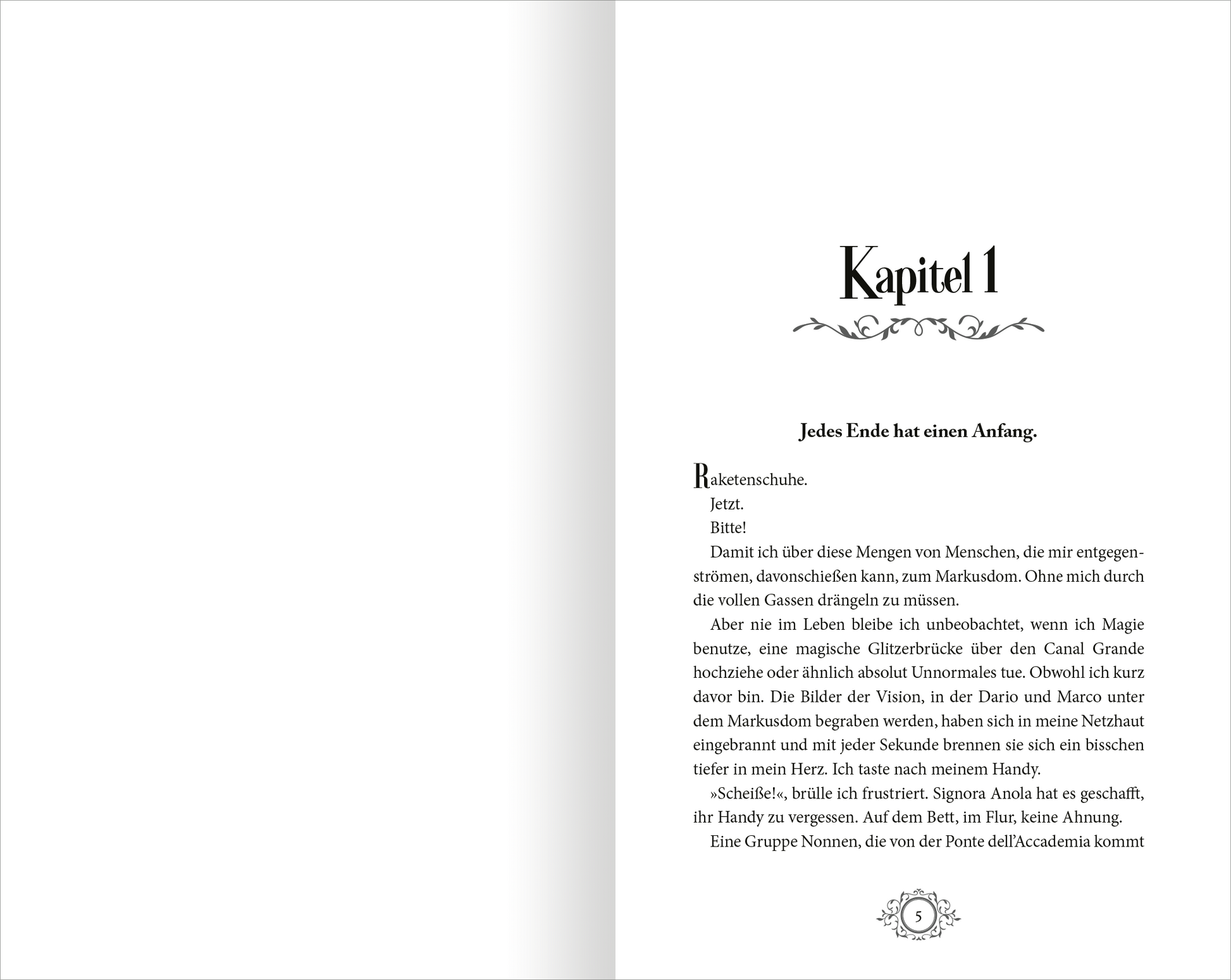Gezeigt wird eine Innenansicht von „Stadt aus Wasser und Licht – Die geheime Maske“. Auf der linken Seite sieht man eine leere Seite, während die rechte Seite den Beginn des ersten Kapitels zeigt. Der Text ist in geschwungener, eleganter Schriftart gestaltet, mit dem Kapitelüberschrift „Kapitel 1“ in größerer, auffälliger Schrift. Unterhalb der Überschrift steht ein erklärender Text, der in normaler Schrift verfasst ist. Die Seite ist in sanften, hellen Farben gehalten, die...