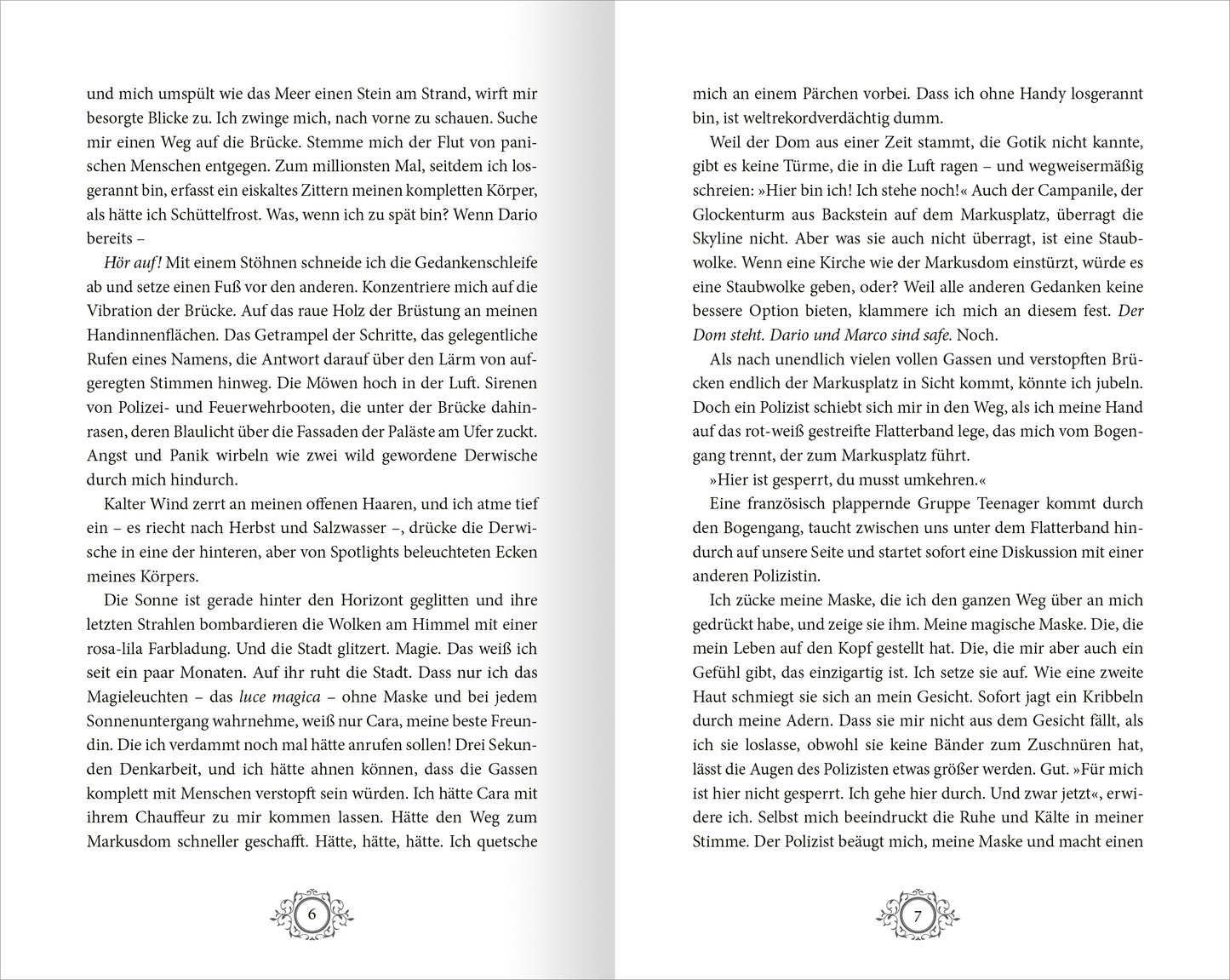 Gezeigt wird eine Innen- oder Zusatzansicht von „Stadt aus Wasser und Licht – Die geheime Maske“. Die Seiten sind in einem klaren, gut lesbaren Layout gestaltet. Die typografische Schrift ist modern und leicht, während der Textinhalt in einem ansprechenden Schwarz auf blassem Hintergrund gehalten ist. Ornamental verzierte Elemente rahmen Absätze und bieten eine subtile visuelle Abgrenzung. Die Seitenstruktur fördert die Lesbarkeit und ermöglicht einen flüssigen Übergang zwischen den...