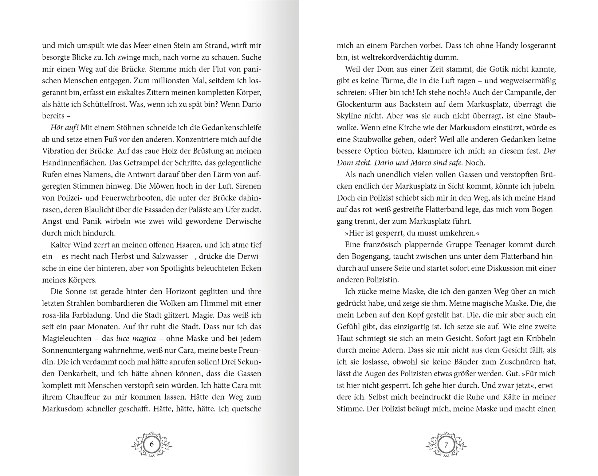 Gezeigt wird eine Innen- oder Zusatzansicht von „Stadt aus Wasser und Licht – Die geheime Maske“. Die Seiten sind in einem klaren, gut lesbaren Layout gestaltet. Die typografische Schrift ist modern und leicht, während der Textinhalt in einem ansprechenden Schwarz auf blassem Hintergrund gehalten ist. Ornamental verzierte Elemente rahmen Absätze und bieten eine subtile visuelle Abgrenzung. Die Seitenstruktur fördert die Lesbarkeit und ermöglicht einen flüssigen Übergang zwischen den...