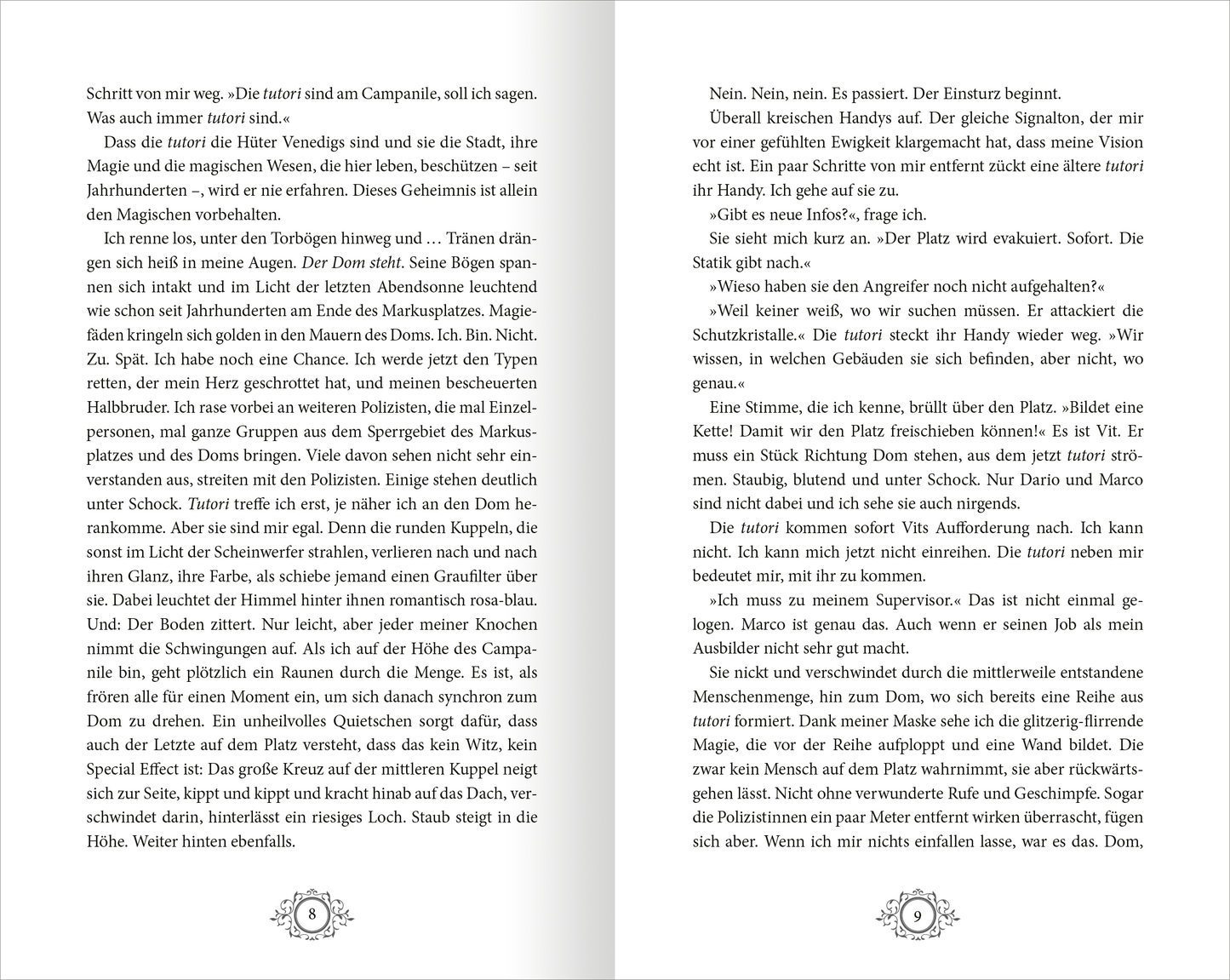 Gezeigt wird eine Innen- oder Zusatzansicht von „Stadt aus Wasser und Licht – Die geheime Maske“. Die Seiten sind in einem klaren, gut lesbaren Layout gestaltet. Auf der linken Seite sind geschwungene, verspielte Schriftzüge in dunklen Tönen abgedruckt, während die rechte Seite in hellen Farben gestaltet ist. Zarte Illustrationen passen harmonisch zu den Textpassagen. Die Verwendung von kontrastrierenden Farben schafft eine angenehme Lesbarkeit und hebt zentrale Begriffe hervor.
