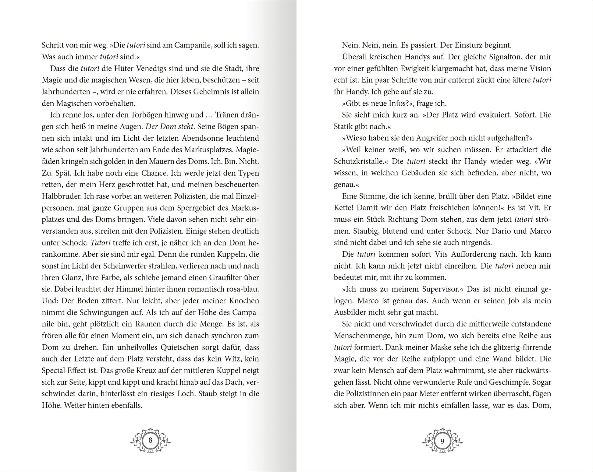 Gezeigt wird eine Innen- oder Zusatzansicht von „Stadt aus Wasser und Licht – Die geheime Maske“. Die Seiten sind in einem klaren, gut lesbaren Layout gestaltet. Auf der linken Seite sind geschwungene, verspielte Schriftzüge in dunklen Tönen abgedruckt, während die rechte Seite in hellen Farben gestaltet ist. Zarte Illustrationen passen harmonisch zu den Textpassagen. Die Verwendung von kontrastrierenden Farben schafft eine angenehme Lesbarkeit und hebt zentrale Begriffe hervor.