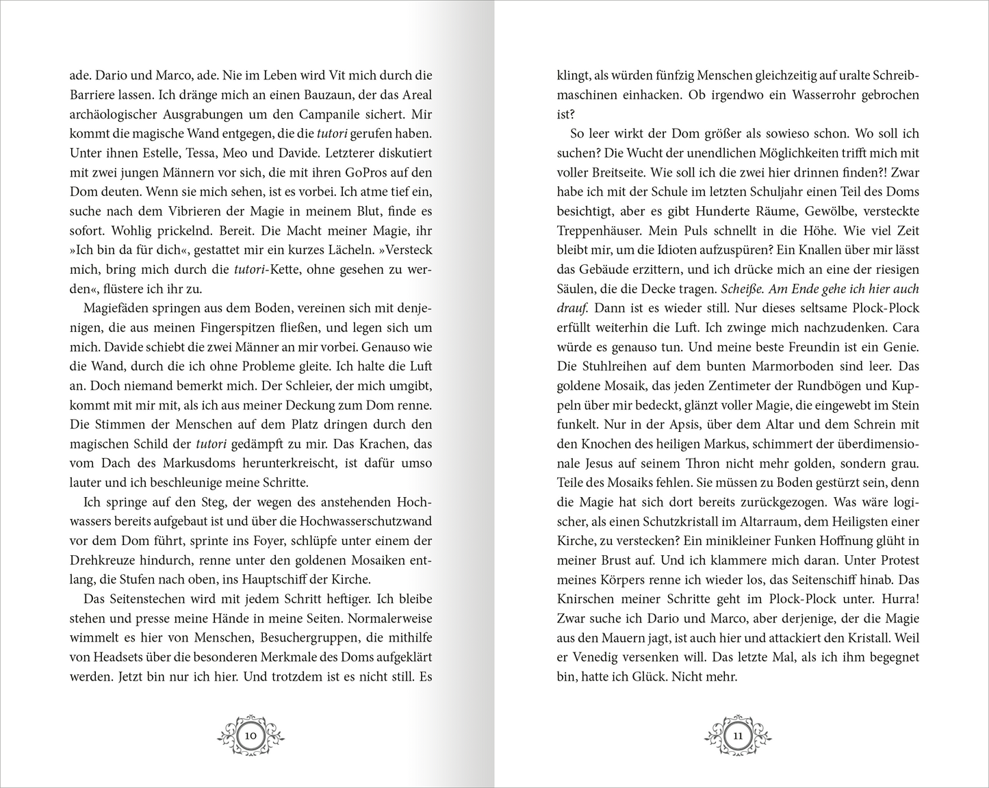 Gezeigt wird eine Innen- oder Zusatzansicht von „Stadt aus Wasser und Licht – Die geheime Maske“. Die Doppelseite präsentiert fließende Textstrukturen in einer gut lesbaren, serifenlosen Schrift. Der Hintergrund ist in sanften Pastelltönen gehalten, die Harmonie und Ruhe ausstrahlen. Auf der linken Seite ist ein erzählerischer Abschnitt zu sehen, während die rechte Seite mit einer verspielten Seitenzahl in einem verschnörkelten, größeren Schriftzug akzentuiert ist. Insgesamt...