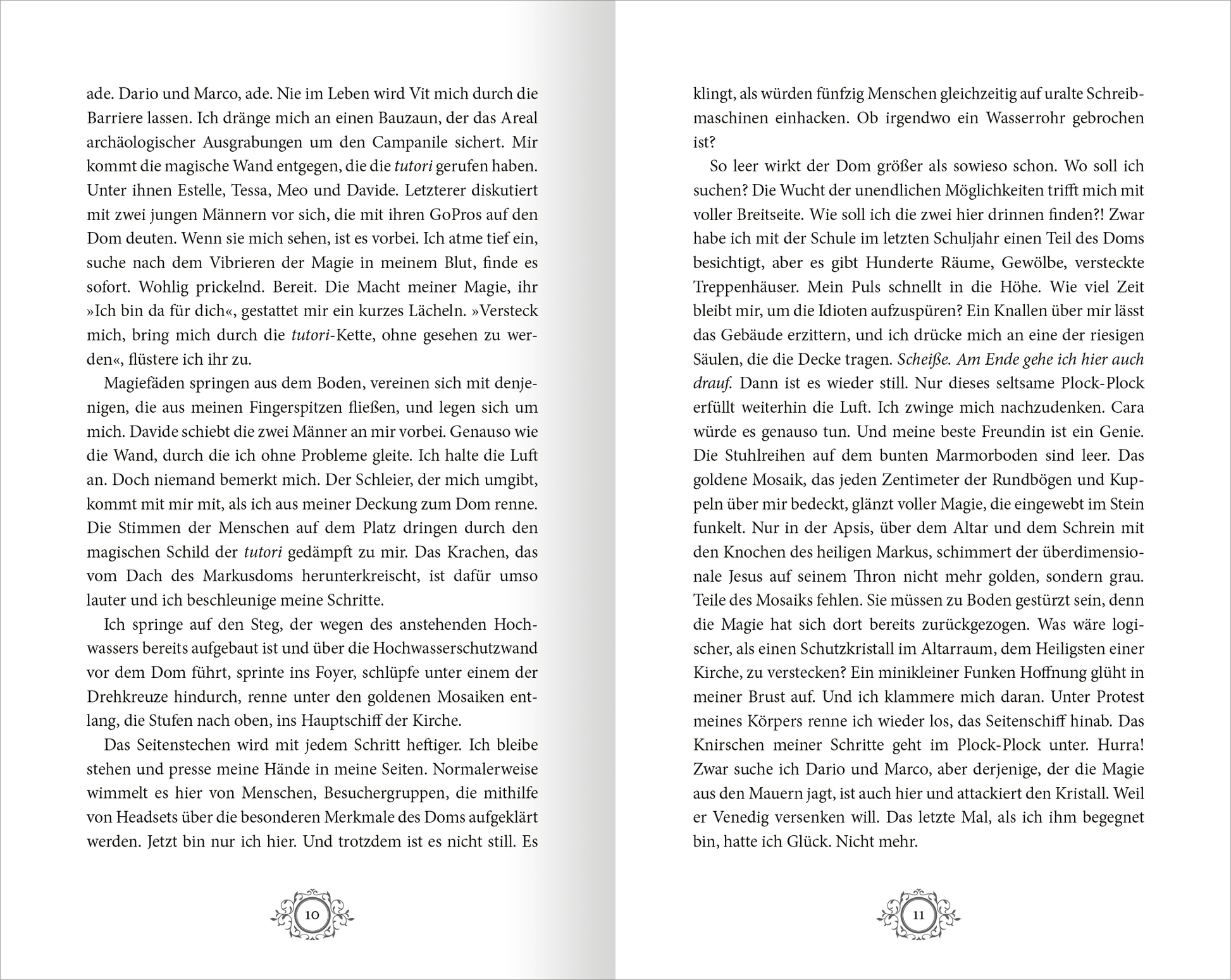 Gezeigt wird eine Innen- oder Zusatzansicht von „Stadt aus Wasser und Licht – Die geheime Maske“. Die Doppelseite präsentiert fließende Textstrukturen in einer gut lesbaren, serifenlosen Schrift. Der Hintergrund ist in sanften Pastelltönen gehalten, die Harmonie und Ruhe ausstrahlen. Auf der linken Seite ist ein erzählerischer Abschnitt zu sehen, während die rechte Seite mit einer verspielten Seitenzahl in einem verschnörkelten, größeren Schriftzug akzentuiert ist. Insgesamt...