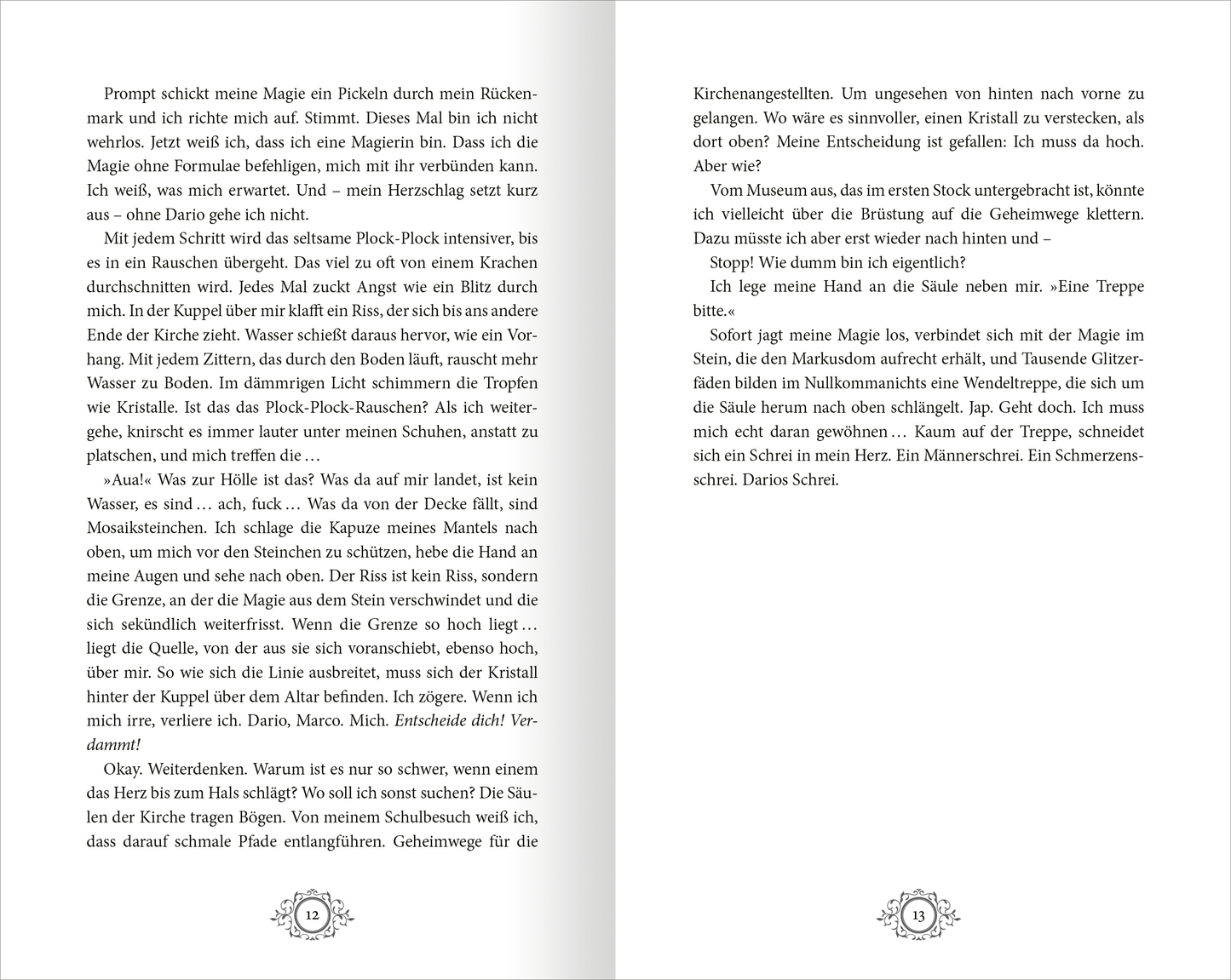 Gezeigt wird eine Innen- oder Zusatzansicht von „Stadt aus Wasser und Licht – Die geheime Maske“. Die Seite enthält den fortlaufenden Text in einer klaren, gut lesbaren Serifenschrift in Schwarz auf weißem Hintergrund. Am oberen und unteren Rand sind dekorative graphische Elemente in feinen Linien angeordnet. Der Text umfasst spannende Beschreibungen und lädt den Leser ein, in die magische Welt einzutauchen, während die typografische Gestaltung die Lesbarkeit unterstützt.