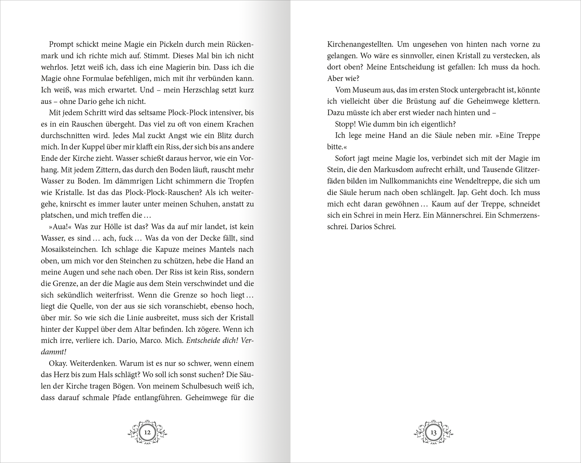 Gezeigt wird eine Innen- oder Zusatzansicht von „Stadt aus Wasser und Licht – Die geheime Maske“. Die Seite enthält den fortlaufenden Text in einer klaren, gut lesbaren Serifenschrift in Schwarz auf weißem Hintergrund. Am oberen und unteren Rand sind dekorative graphische Elemente in feinen Linien angeordnet. Der Text umfasst spannende Beschreibungen und lädt den Leser ein, in die magische Welt einzutauchen, während die typografische Gestaltung die Lesbarkeit unterstützt.