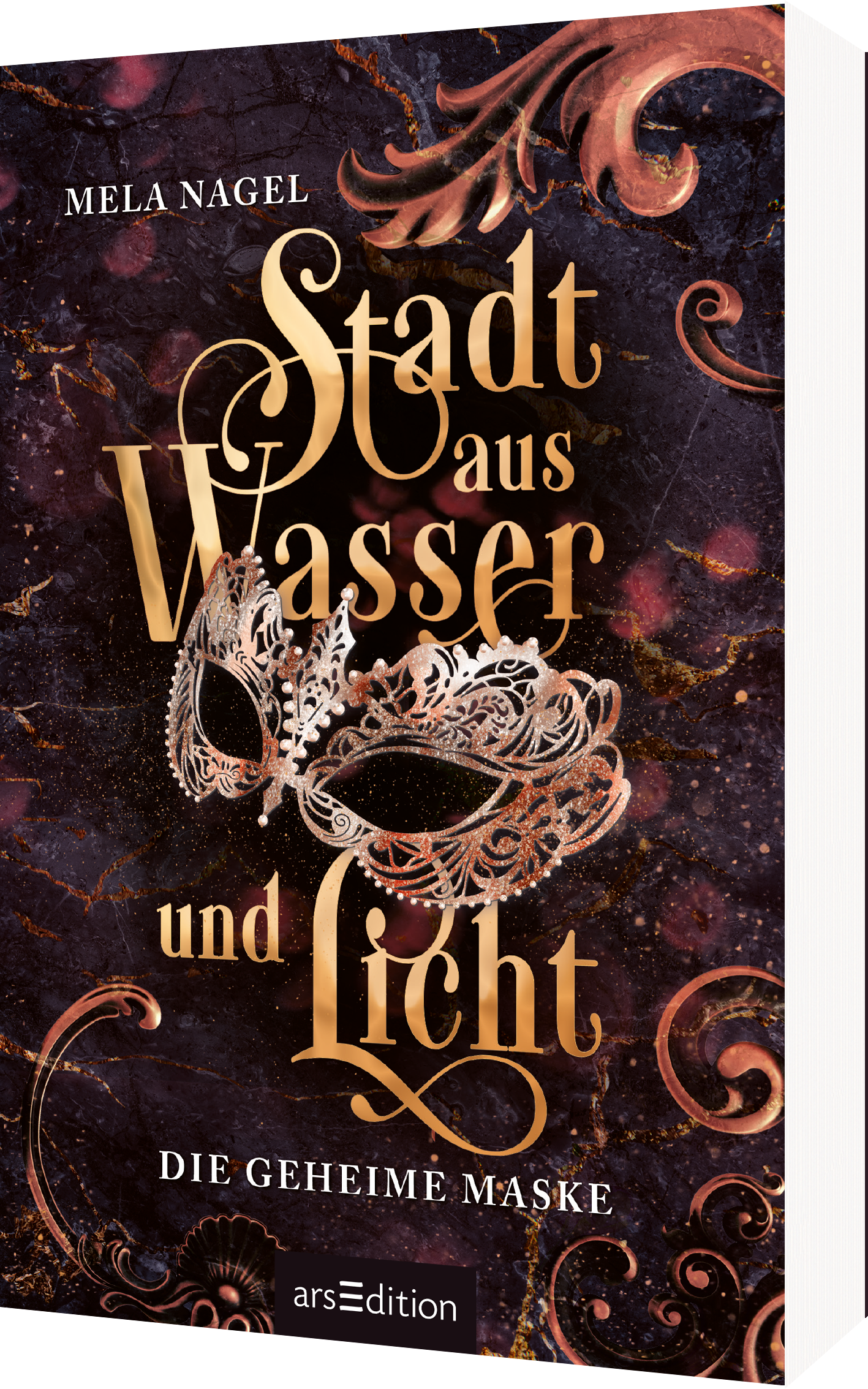 Das Buchcover zeigt den Titel „Stadt aus Wasser und Licht“ von Mela Nagel in eleganter, goldener Schrift, umgeben von einem tiefen, schimmernden Hintergrund in dunklen Rot- und Brauntönen. Eine kunstvoll gestaltete, silberne Maske ist zentral platziert, was Atmosphäre und Geheimnis erzeugt. Oberhalb des Titels befindet sich der Zusatz „DIE GEHEIME MASKE“ in schlichterer Typografie. Unten links ist ein „SPIEGEL-Bestseller“-Button zu sehen. Ganz unten mittig steht der Logoschriftzug...