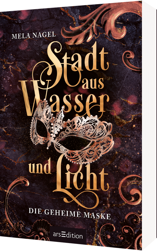 Das Buchcover zeigt den Titel „Stadt aus Wasser und Licht“ von Mela Nagel in eleganter, goldener Schrift, umgeben von einem tiefen, schimmernden Hintergrund in dunklen Rot- und Brauntönen. Eine kunstvoll gestaltete, silberne Maske ist zentral platziert, was Atmosphäre und Geheimnis erzeugt. Oberhalb des Titels befindet sich der Zusatz „DIE GEHEIME MASKE“ in schlichterer Typografie. Unten links ist ein „SPIEGEL-Bestseller“-Button zu sehen. Ganz unten mittig steht der Logoschriftzug...
