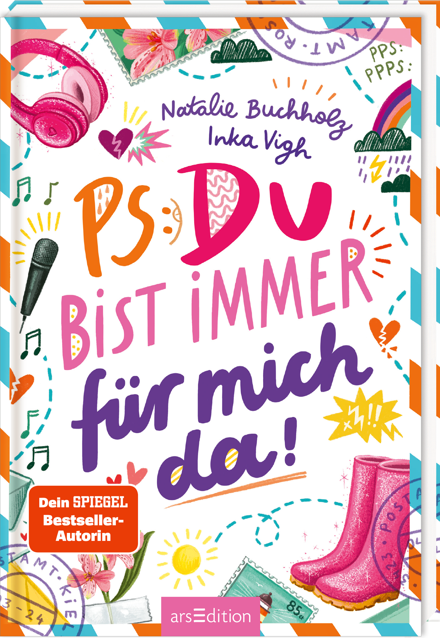 Das Buchcover von "PS: Du bist immer für mich da!" von Natalie Buchholz und Inka Vigh zeigt einen bunten, verspielten Hintergrund mit Musiksymbolen, Herzen und anderen Illustrationen. Im oberen Bereich stehen die Namen der Autorinnen und darunter der Titel in großen, bunten Buchstaben. Unten links prangt ein rotes Label mit dem Text „Dein SPIEGEL-Bestseller-Autorin“. Ganz unten mittig steht der Logoschriftzug von arsEdition.