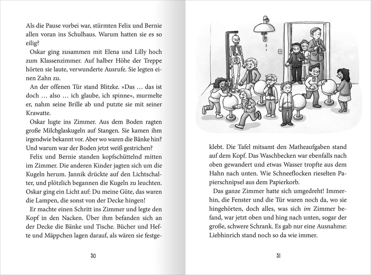 Gezeigt wird eine Innen- oder Zusatzansicht von „Ein Schuljahr voller Zauberei – Bruchpilot statt Pausenbrot“. Die Doppelseite zeigt eine schwarz-weiße Illustration mit mehreren Kindern, die in einem Klassenzimmer interagieren. Der Text in gut lesbarer, gerader Schrift ist in dunkler Farbe auf hellem Hintergrund angeordnet.