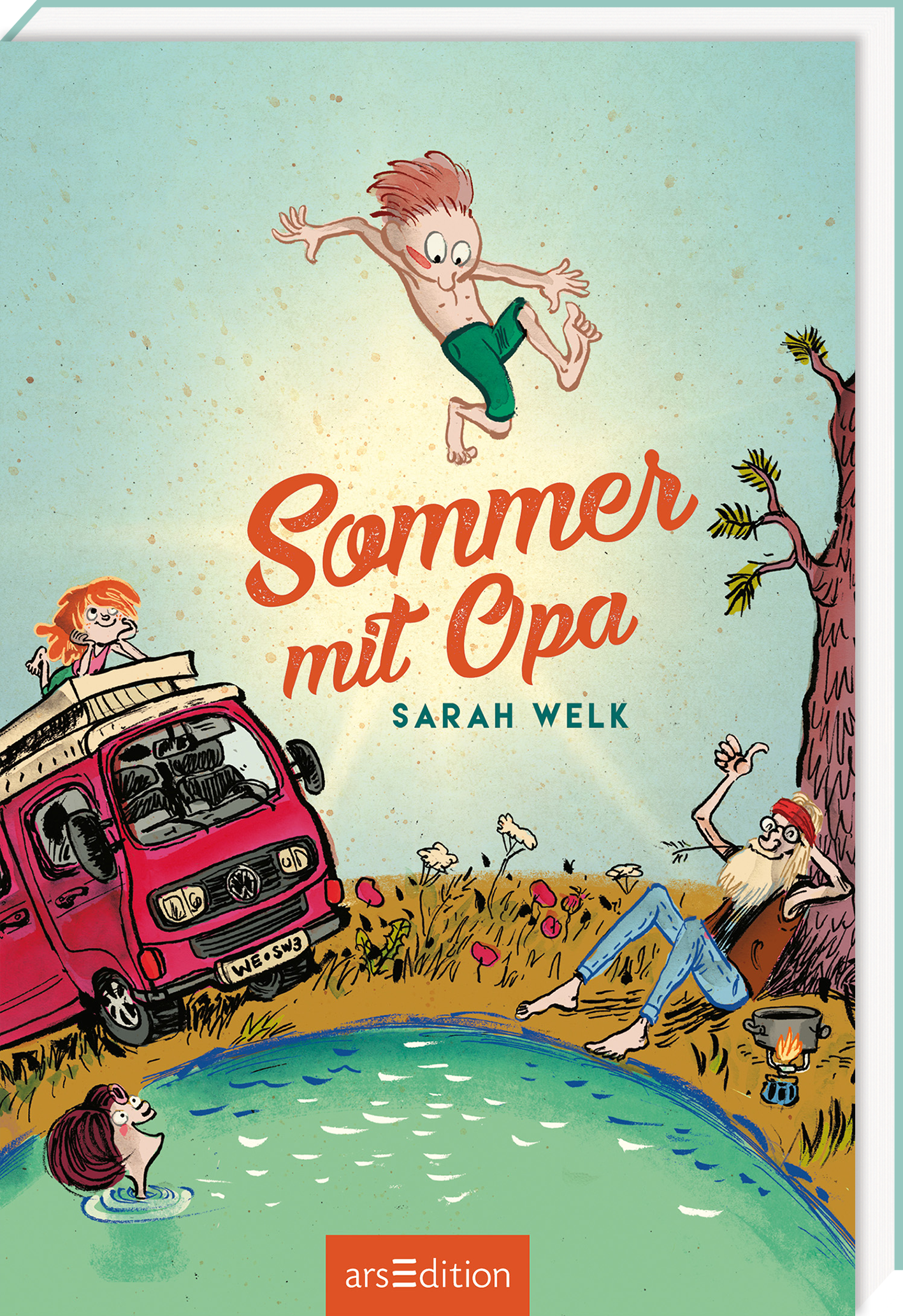 Auf dem Buchcover „Sommer mit Opa“ von Sarah Welk springt ein fröhlicher Junge mit blonden Haaren ins Wasser. Umgeben von einer bunten, naturbelassenen Kulisse, sieht man einen roten Campingbus und den Opa, ein älterer Mann mit langem, grauem Bart, der am Ufer sitzt. Ganz unten mittig steht der Logoschriftzug von arsEdition.