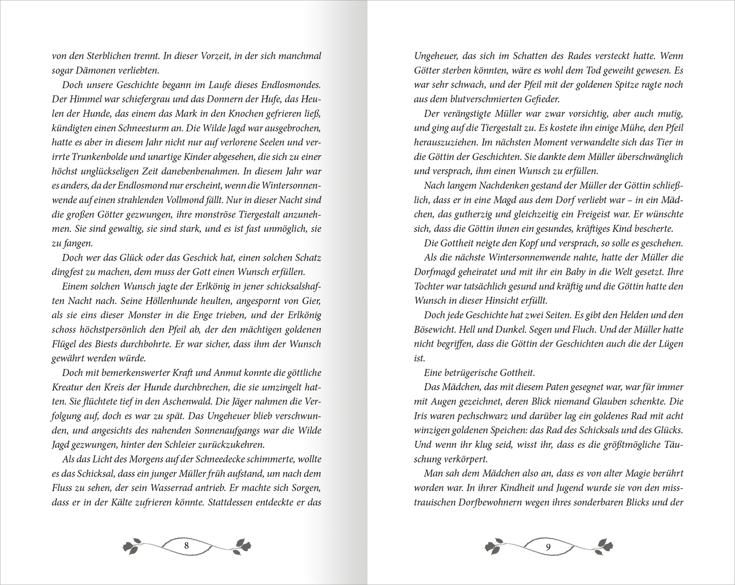 Gezeigt wird eine Innen- oder Zusatzansicht von „Gilded – Die Versuchung des Goldes“. Die Seiten sind in einem klaren, leicht lesbaren Layout gestaltet. Der Text ist in schwarzer Serifenschrift auf hellem Hintergrund gedruckt, was die Lesbarkeit unterstützt. Dekorative Elemente wie feine Blumenornamente am Seitenrand verleihen dem Layout eine elegante Note. Der Fließtext wird durch eine großzügige Zeilenabstände strukturiert, was eine angenehme Leseerfahrung ermöglicht.