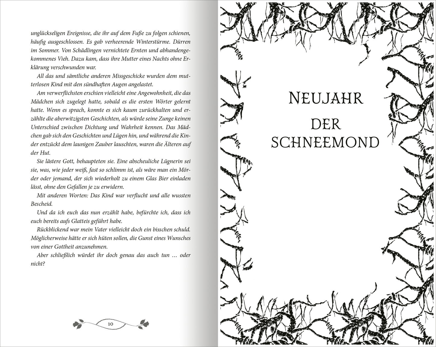 Gezeigt wird eine Innen- oder Zusatzansicht von „Gilded – Die Versuchung des Goldes“. Auf der linken Seite ist ein fortlaufender Text in einer klaren, eleganten Schriftart zu sehen, der von kunstvollen, handgezeichneten Illustrationen umrahmt wird. Diese zeigen zarte, florale Muster in Schwarz, die einen romantischen, nostalgischen Eindruck vermitteln. Rechts befindet sich der Titel „NEUJAHR DER SCHNEEMONDE“ in einer markanten, künstlerischen Schriftart, die den Fokus auf den Inhalt...