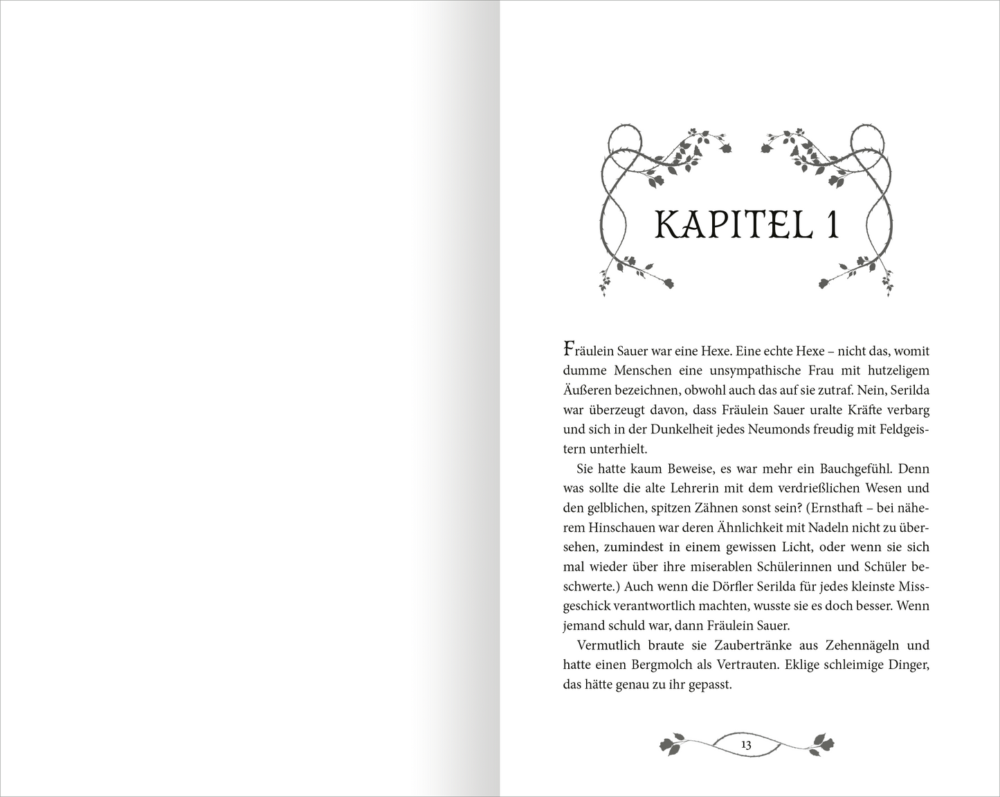 Gezeigt wird eine Innen- oder Zusatzansicht von „Gilded – Die Versuchung des Goldes“. Auf der linken Seite befindet sich ein klarer, weißer Hintergrund mit dem Text „KAPITEL 1“ in einer eleganten, geschwungenen Schrift. Darunter sind florale Motive zu sehen, die dem Layout eine verspielte Note verleihen. Der Fließtext in fester, gut lesbarer Schrift ist in schwarzer Farbe gehalten, was einen starken Kontrast zum Hintergrund bildet und die Lesbarkeit verbessert.