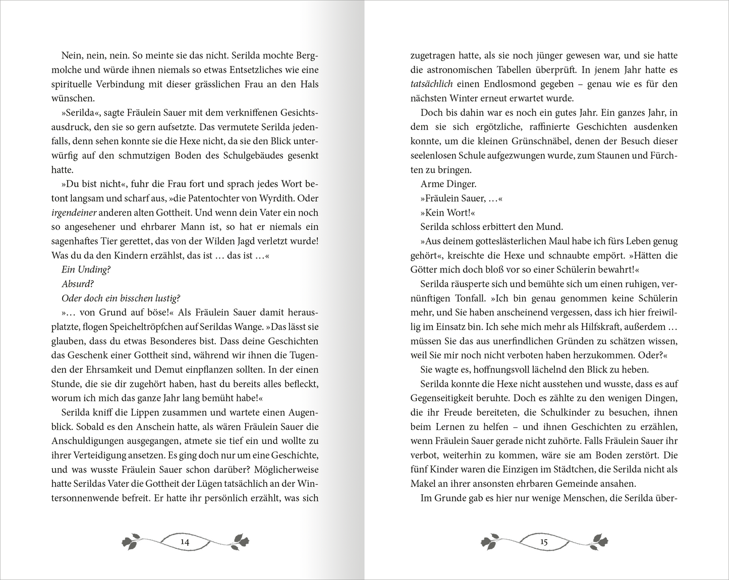 Gezeigt wird eine Innen- oder Zusatzansicht von „Gilded – Die Versuchung des Goldes“. Die Seiten sind in einem klaren, gut lesbaren Schriftbild gehalten, mit einer Schrifttype in Schwarz auf weißem Hintergrund. Die Absätze sind sinnvoll strukturiert, und der Text ist durch eine großzügige Zeilenhöhe angenehm lesbar. Ornamental verzierte Elemente am Seitenrand verleihen dem Layout einen eleganten Touch, während eine gediegene Schriftgröße die Lesbarkeit erhöht.