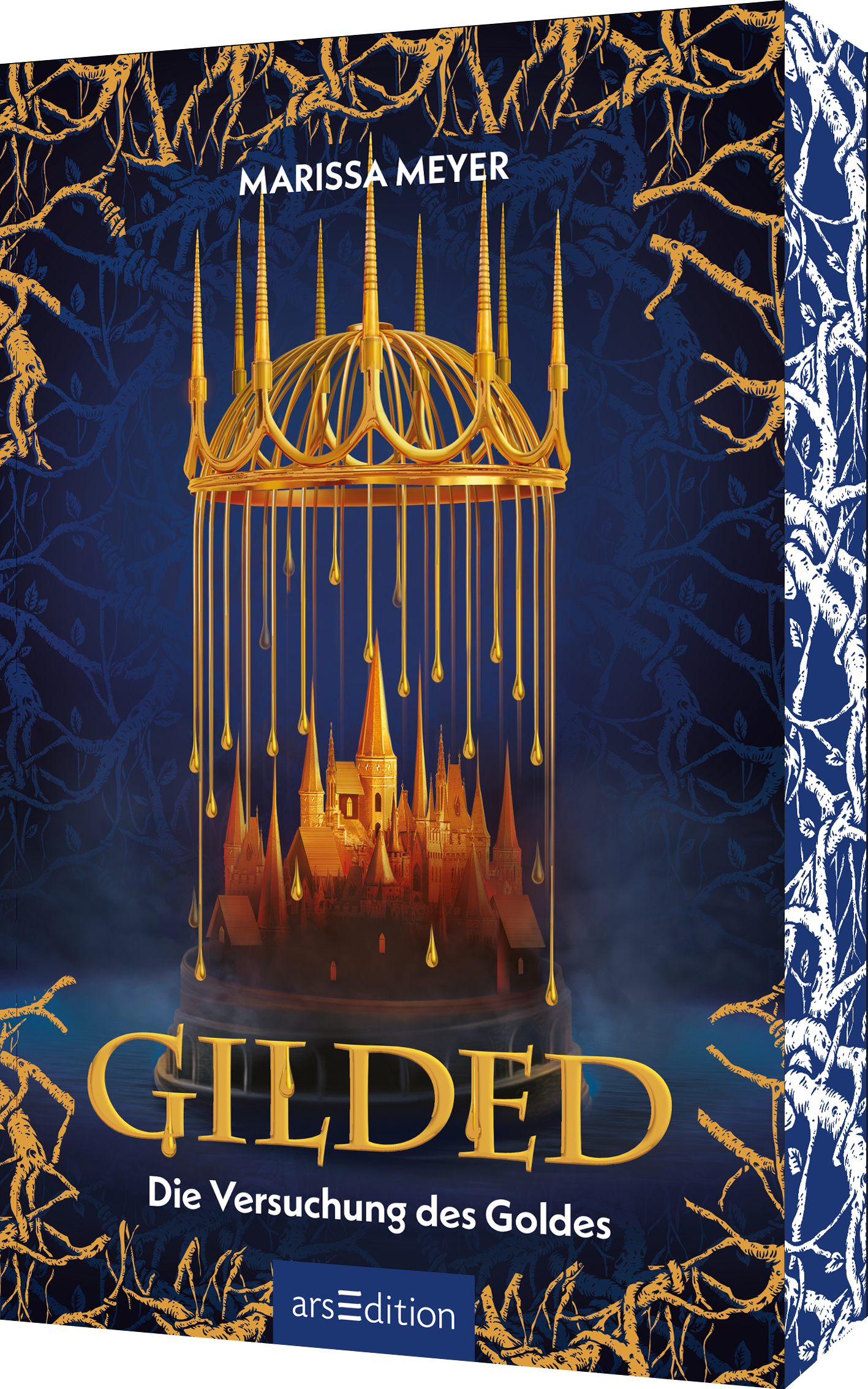 Das Cover zeigt eine goldene Baldachimstruktur, die über einem märchenhaften Schloss schwebt, umgeben von tiefblauen und schwarzen Hintergründen. Die schimmernden Elemente erzeugen eine geheimnisvolle Atmosphäre. Der Titel „GILDED“ ist in großen, geschwungenen goldenen Buchstaben am unteren Rand platziert, während darunter der Untertitel „Die Versuchung des Goldes“ in einer schlichten Schrift steht. Darüber prangt der Name der Autorin, Marissa Meyer, in eleganter Typografie....