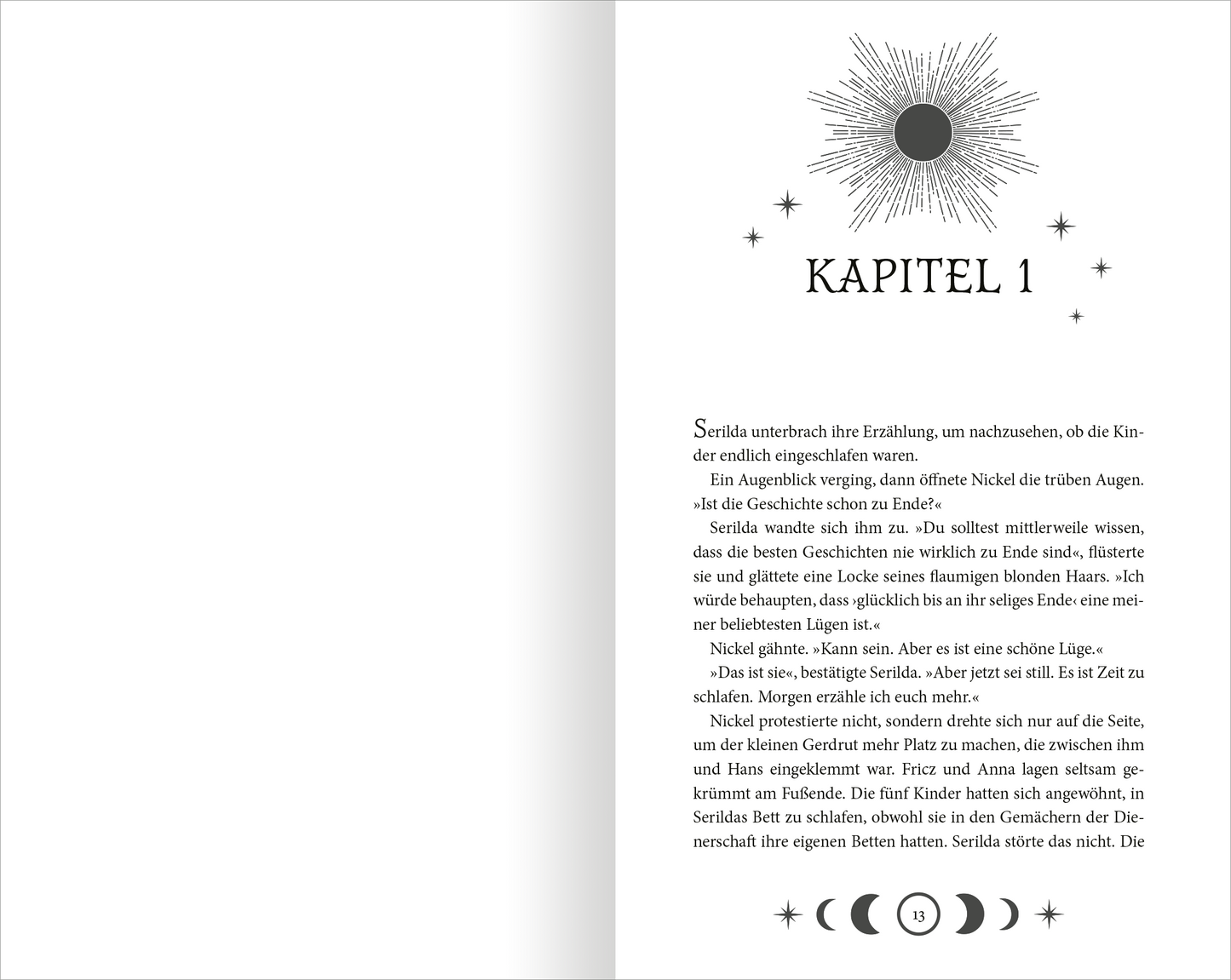 Gezeigt wird eine Innen- oder Zusatzansicht von „Cursed – Der Fluch des Mondes“. Die Seite präsentiert einen elegant gestalteten Textblock mit der Kapitelüberschrift „KAPITEL 1“, die in einer auffälligen, modernen Serifenschrift gesetzt ist. Oberhalb der Überschrift strahlt ein schlichtes, grafisches Element in Form einer Sonne. Der Hintergrund ist Weiß, während der Text in Schwarz gehalten ist. Unterhalb des Textblockes befinden sich stilisierte Mondphasen, die das mystische...