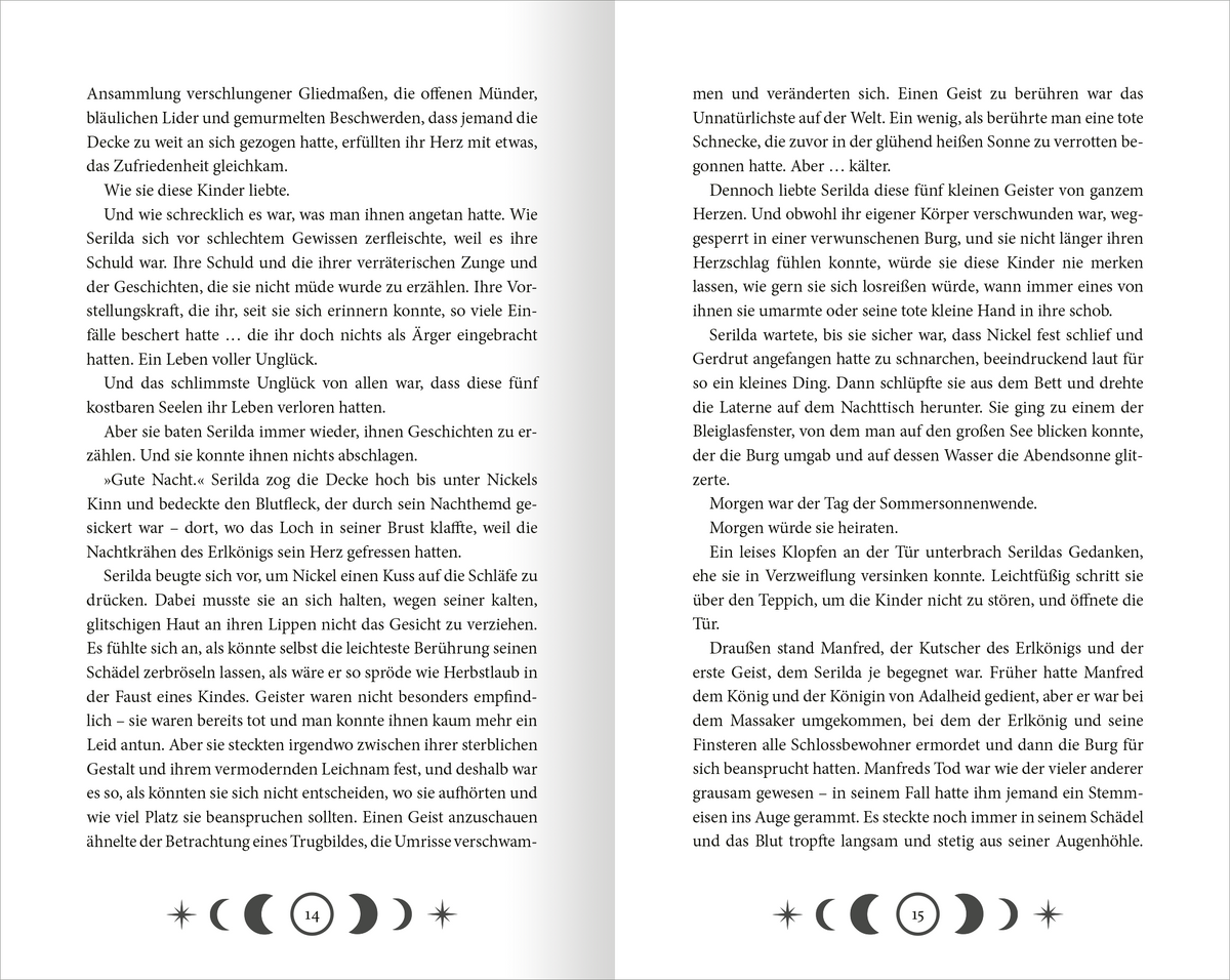 Gezeigt wird eine Innen- oder Zusatzansicht von „Cursed – Der Fluch des Mondes“. Die links dargestellte Seite enthält einen Text in schwarzer Schrift auf hellem Hintergrund, der von stilisierten, bis zur Seitenmitte angeordneten Grafiken in Form von Mondsicheln begleitet wird. Die Typografie ist klar und gut lesbar, während der große, fette Schriftzug in der Seitenzahl „14“ das Seitenlayout strukturiert. Auf der rechten Seite steht der Text fort, ebenfalls in schwarzer Schrift, was...