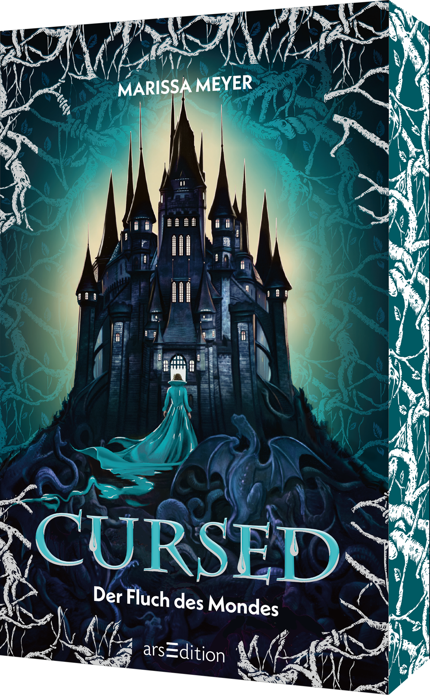 Das Buchcover zeigt ein majestätisches, düsteres Schloss mit spitzen Türmen, umgeben von schattenhaften Drachen und einer geheimnisvollen Atmosphäre. Im Vordergrund steht eine in einem langen, fließenden Kleid gekleidete Figur in zartem Türkis. Der Titel „CURSED“ ist groß und auffällig in einer eleganten, weißen Schrift gesetzt. Darunter steht der Untertitel „Der Fluch des Mondes“. Oben links ist der Name der Autorin „MARISSA MEYER“ platziert. Ganz unten mittig steht der...