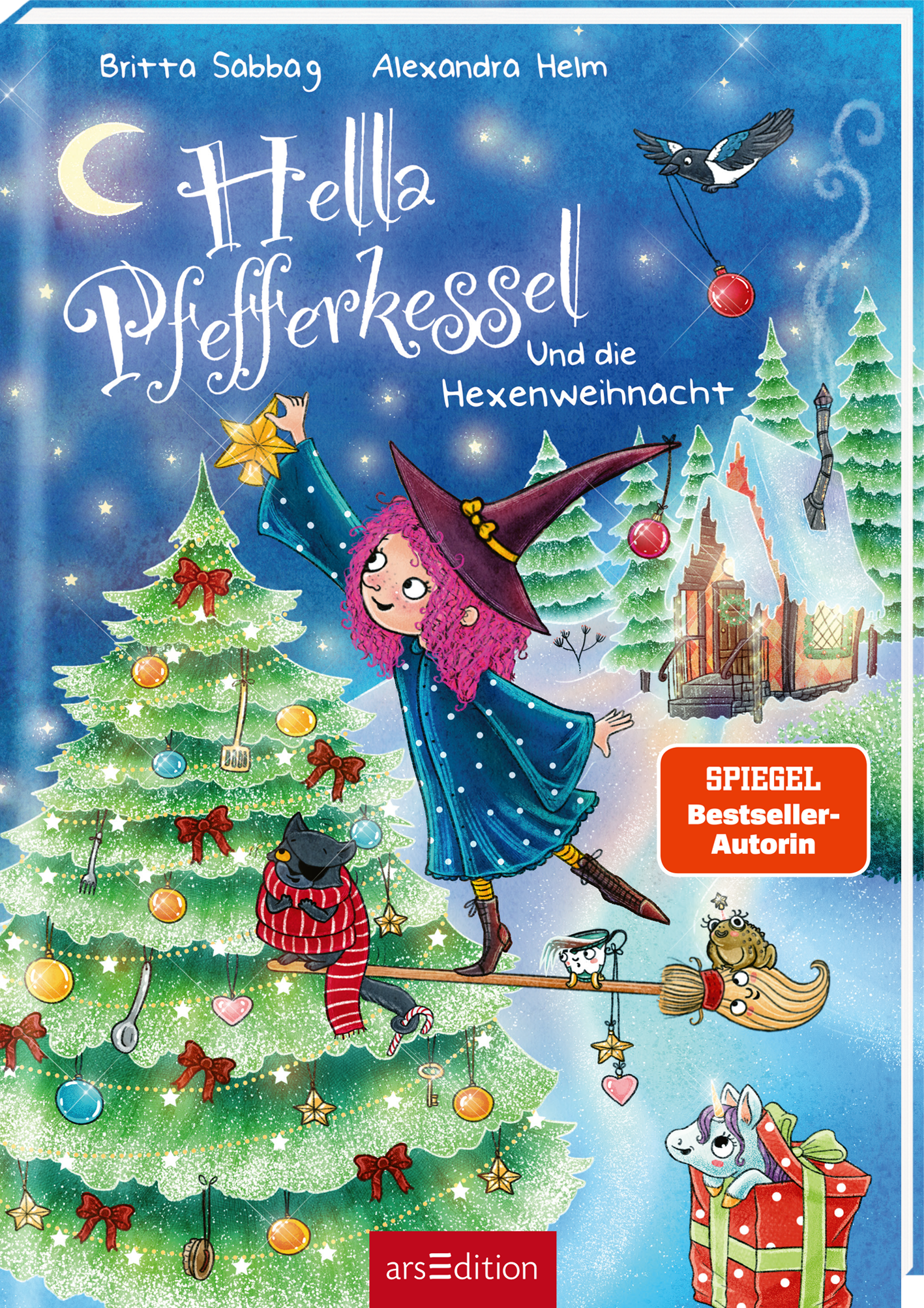 Das Buchcover zeigt eine festliche Winterlandschaft mit einem großen, mit bunten Kugeln und roten Sternen geschmückten Tannenbaum im Vordergrund. Eine fröhliche, pinkhaarige Hexe in blauer Kleidung steht daneben auf einem fliegenden Hexenbesen und hält einen leuchtenden Stern in der Hand. Der Himmel ist dunkelblau mit einem hellen Mond und einem fliegenden Vogel. Der Titel „Hella Pfefferkessel und die Hexenweihnacht“ ist in verspielter Schrift oben platziert. Zentral befindet sich der...