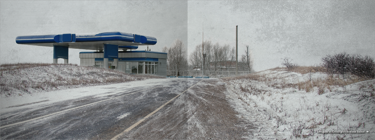 Gezeigt wird eine Innen- oder Zusatzansicht von „Ein Toter zur Bescherung“. Die Szene zeigt eine winterliche Landschaft mit einer verwaisten, blauen Tankstelle im Vordergrund. Im Hintergrund sind kahle Bäume und eine schneebedeckte Wiese zu sehen. Der Himmel wirkt grau und bewölkt, was eine düstere Stimmung vermittelt.