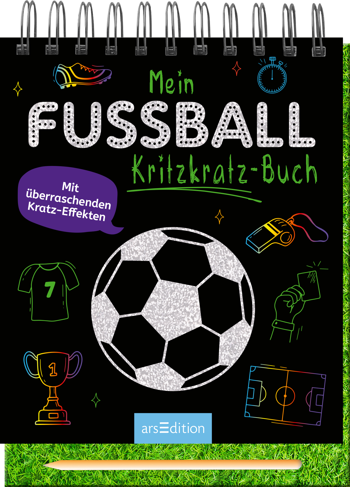 Das Cover zeigt einen schwarzen Hintergrund mit bunten, handgezeichneten Illustrationen, die Fußball-Elemente darstellen, wie einen Fußball, eine Trophäe und ein Trikot mit der Nummer 7. Der Titel „Mein FUSSBALL Kritzkratz-Buch“ ist in großen, verspielten Buchstaben in Weiß und Gelb gehalten. Über dem Titel befindet sich ein lila Banner mit dem Text „Mit überraschenden Kratz-Effekten“. Die Atmosphäre ist lebhaft und einladend für Fußballfans. Ganz unten mittig steht der...