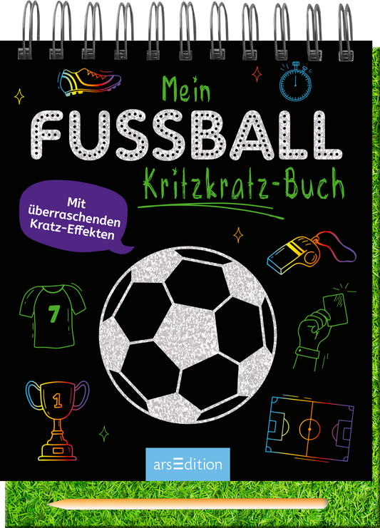 Das Cover zeigt einen schwarzen Hintergrund mit bunten, handgezeichneten Illustrationen, die Fußball-Elemente darstellen, wie einen Fußball, eine Trophäe und ein Trikot mit der Nummer 7. Der Titel „Mein FUSSBALL Kritzkratz-Buch“ ist in großen, verspielten Buchstaben in Weiß und Gelb gehalten. Über dem Titel befindet sich ein lila Banner mit dem Text „Mit überraschenden Kratz-Effekten“. Die Atmosphäre ist lebhaft und einladend für Fußballfans. Ganz unten mittig steht der...
