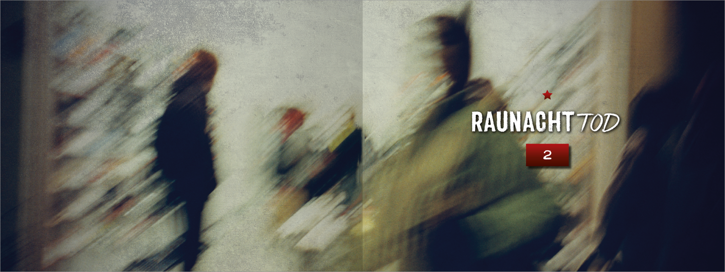 Gezeigt wird eine Innen- oder Zusatzansicht von „Raunachttod“. Die Darstellung zeigt verschwommene Silhouetten von Personen in einem Raum, umgeben von verschwommenen Regalen. Die Farbpalette ist gedämpft und überwiegend in Grautönen gehalten, während der Titel „RAUNAACHTTOD“ in großen, auffälligen Buchstaben in Weiß auf rotem Hintergrund erscheint. Die Typografie vermittelt einen eindringlichen, geheimnisvollen Eindruck.