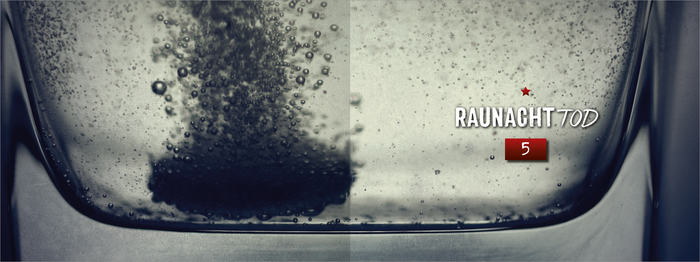 Gezeigt wird eine Innen- oder Zusatzansicht von „Raunachttod“. Die Darstellung zeigt einen stark kontrastierenden Hintergrund mit blasenartigen Strukturen, die eine dynamische Oberfläche suggerieren. Im Vordergrund steht der Titel „RAUNACHT.TOD“ in einer klaren, modernen Schriftart, gefolgt von einer roten Zahl „5“. Die Farbpalette ist überwiegend monochrom mit subtilen Farbtönen, was eine mysteriöse und tiefgründige Stimmung erzeugt.