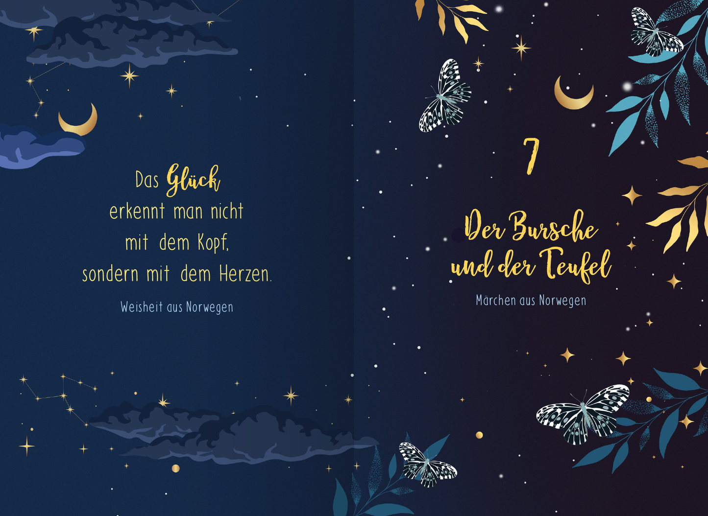 Gezeigt wird eine Innen- oder Zusatzansicht von „Von Magie und Raunächten. 24 zauberhafte Geschichten“. Die Seiten sind in einem tiefen Nachtblau gehalten, durchzogen von zarten Wolken, goldenen Sternen und einer stilisierten Mondsichel. Links ist ein Zitat in eleganter, geschwungener Schrift in Gold: „Das Glück erkennt man nicht mit dem Kopf, sondern mit dem Herzen“. Rechts steht die Kapitelnummer „7“ und der Titel „Der Bursche und der Teufel“ in einer verspielten, leicht...