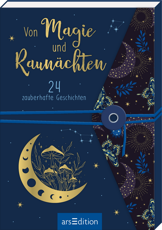 Auf dem Buchcover „Von Magie und Raunächten“ dominieren tiefblaue und goldene Farbtöne. Der Titel ist in geschwungener, goldener Schrift oben mittig platziert, während die Zahl „24“ in einem schlichten weißen Font darunter steht. Ein stilisierter, goldener Halbmond mit einer Pflanze ist am unteren Rand abgebildet. Dunkelblaue, feine Muster und kleine glitzernde Sterne runden das magische Design ab. Ganz unten mittig steht der Logoschriftzug von arsEdition.