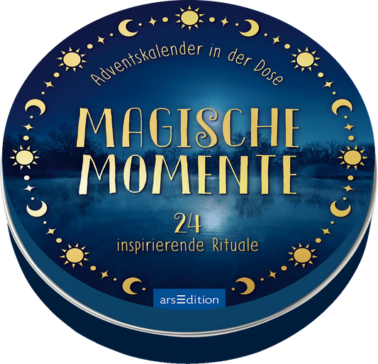 Das Buchcover zeigt einen tiefblauen Hintergrund mit einer nächtlichen Landschaft, die im sanften Licht des Mondes schimmert. Der Titel „MAGISCHE MOMENTE“ ist in großen, goldenen Lettern prominent in der Mitte platziert. Darunter steht klein „24 inspirierende Rituale“. Umrahmt wird das Design von goldenen Sternen und Monden, die eine magische Atmosphäre schaffen. Ganz oben steht der Schriftzug „Adventskalender in der Dose“. Ganz unten mittig steht der Logoschriftzug von...