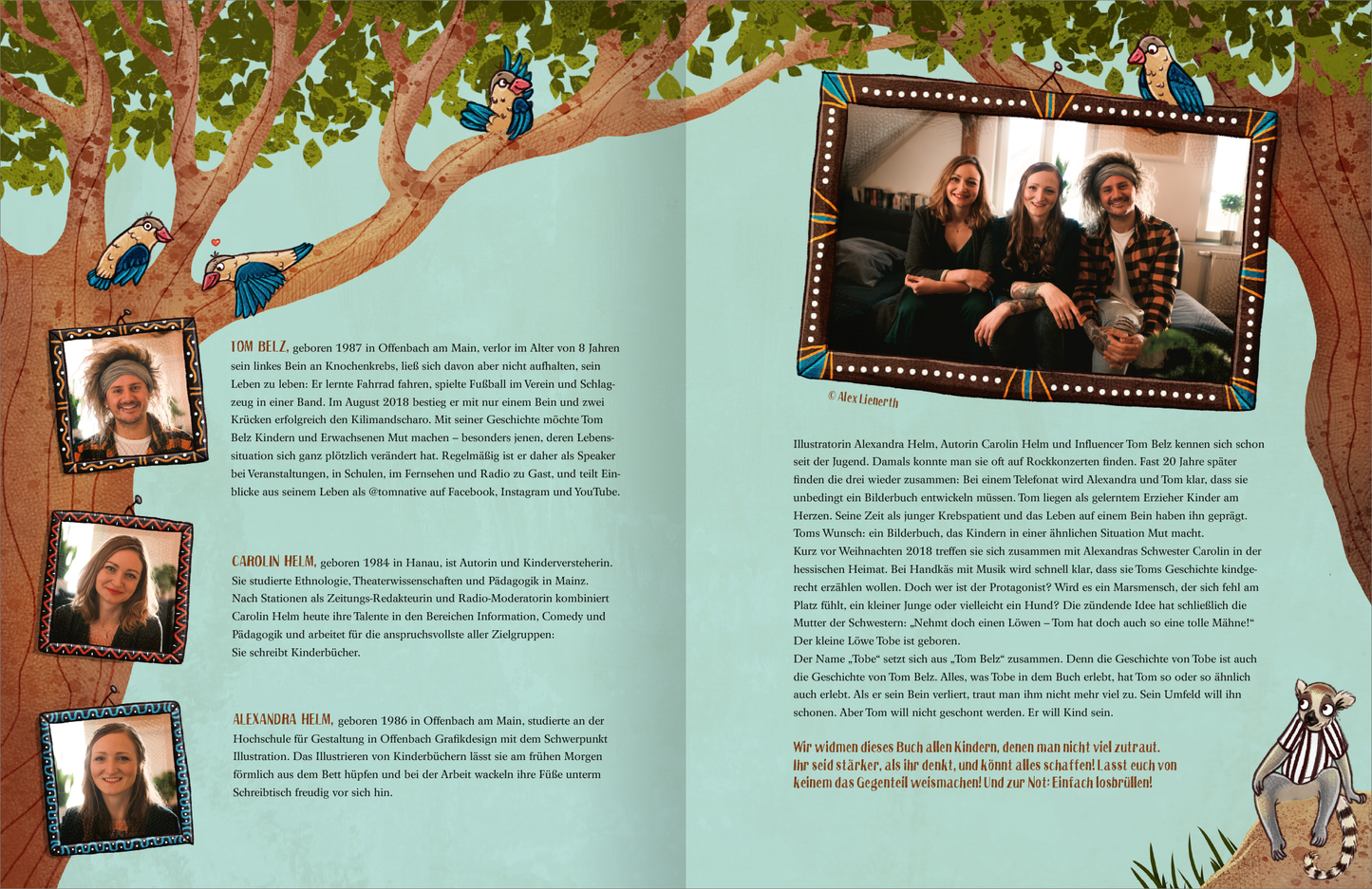 Gezeigt wird eine Innen- oder Zusatzansicht von „Kleiner Löwe, großer Mut“. Die Seite zeigt einen hellblauen Hintergrund, der von sanften Grüntönen eines Baumes und bunten Vögeln umrahmt wird. In der oberen Ecke ist ein rahmenartiges Element mit Fotos von drei Personen platziert, darunter kurze biografische Texte in gut lesbarer, fröhlicher Typografie. Die Schrift ist in Schwarz gehalten, um einen hohen Kontrast zu gewährleisten.