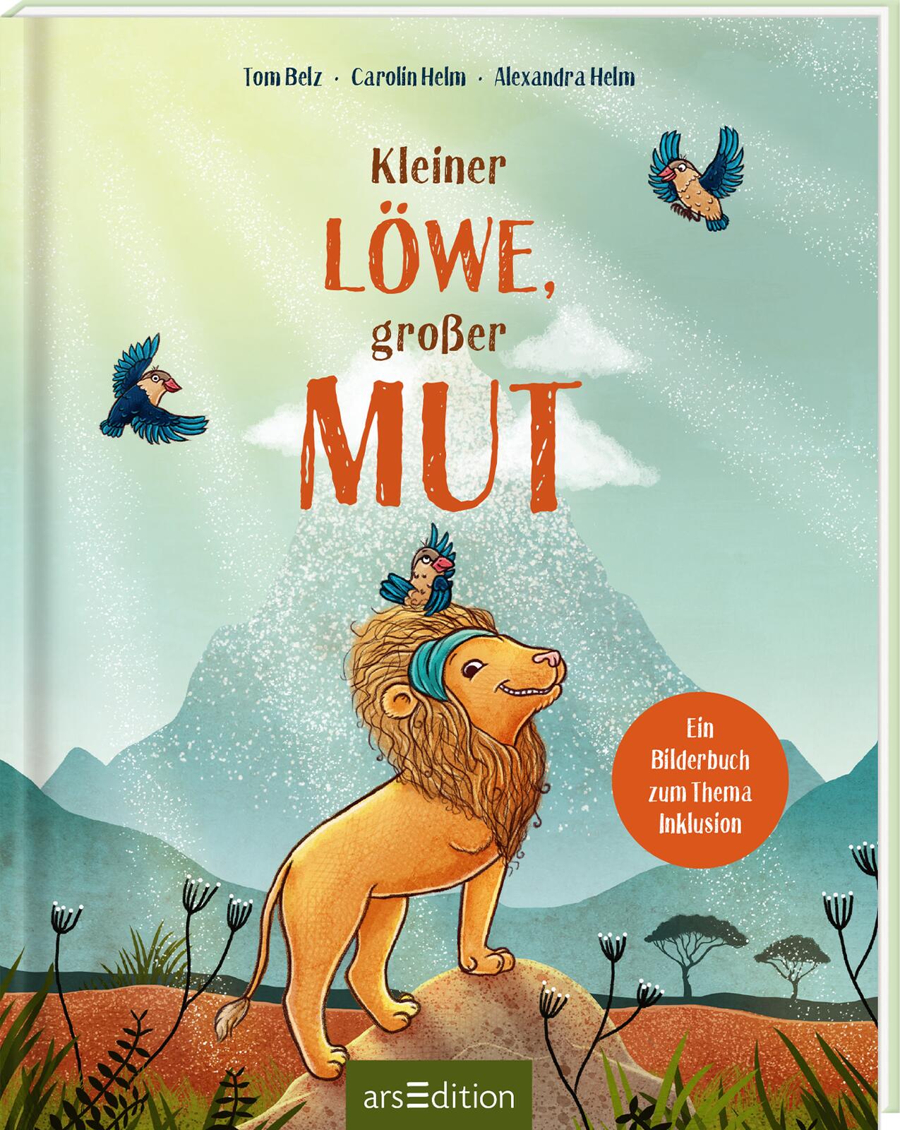Das Cover des Bilderbuchs „Kleiner Löwe, großer Mut“ zeigt einen fröhlichen Löwen mit Vögeln auf dem Kopf vor einer hügeligen Landschaft. Der Titel betont „MUT“ in Rot, und ein Kreis weist auf das Thema Inklusion hin.