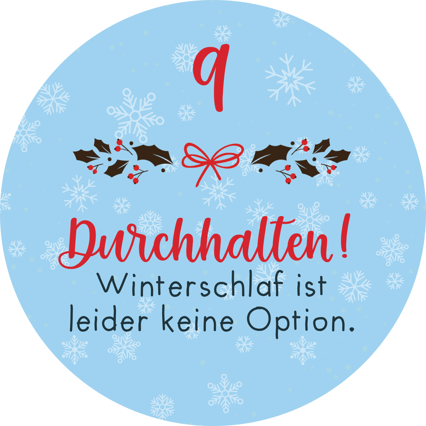 Gezeigt wird eine Innen- oder Zusatzansicht von „Adventskalender in der Dose. Christmas Fitness“. Der Hintergrund ist hellblau und mit weißen Schneeflocken versehen. Im oberen Bereich befindet sich die Zahl „9“ in kräftigem Rot. Darunter steht in verspielter Schrift „Durchhalten!“ in Rot und „Winterschlaf ist leider keine Option.“ in schwarzer Schrift. Zwischen diesen Texten sind grüne Stechpalmenblätter mit roten Beeren zu sehen, die festliche Akzente setzen.