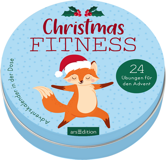 Auf einem hellblauen Hintergrund steht in verspielter roter Schrift „Christmas FITNESS“. Darunter ist ein fröhlicher, cartoonartiger Fuchs mit einer Weihnachtsmütze abgebildet, der in einer Yoga-Pose steht. Links oben sind einige Tannenzweige mit roten Beeren abgebildet. Im unteren Bereich des Covers befindet sich ein grüner Punkt mit der Aufschrift „24 Übungen für den Advent“. Ganz unten mittig steht der Logoschriftzug von arsEdition.