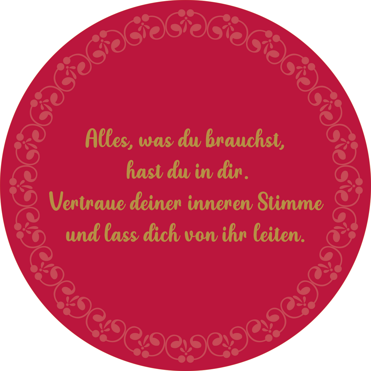 Gezeigt wird eine Innen- oder Zusatzansicht von „Adventskalender in der Dose. Glücksmantras“. Der Hintergrund ist in einem warmen Rotton gehalten und wird von einem zarten, goldenen Rand mit floralen Mustern umrahmt. In der Mitte befindet sich der Text in einer eleganten, geschwungenen Schriftart, ebenfalls in Gold. Die Botschaft ermutigt dazu, auf die innere Stimme zu vertrauen und vermittelt ein Gefühl der inneren Ruhe und Stärke.