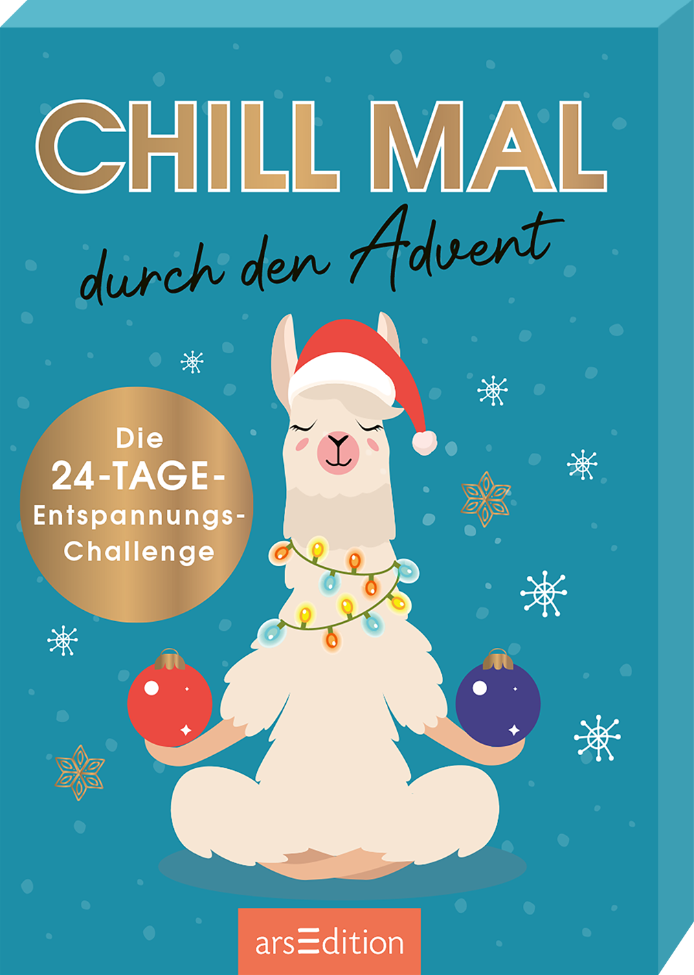 Das Kartenboxcover zeigt ein humorvolles Lama, das im Schneidersitz mit einem Weihnachtsmann-Hut und bunten Lichtern dekoriert ist. Es hält zwei Weihnachtskugeln in den Pfoten, während Schneeflocken und kleine Sterne um es herum schweben. Der Titel „CHILL MAL durch den Advent“ ist in großen, goldenen Buchstaben oben platziert. Unten links befindet sich ein runder Button mit dem Text „Die 24-TAGE-Entspannungs-Challenge“. Ganz unten mittig steht der Logoschriftzug von arsEdition.