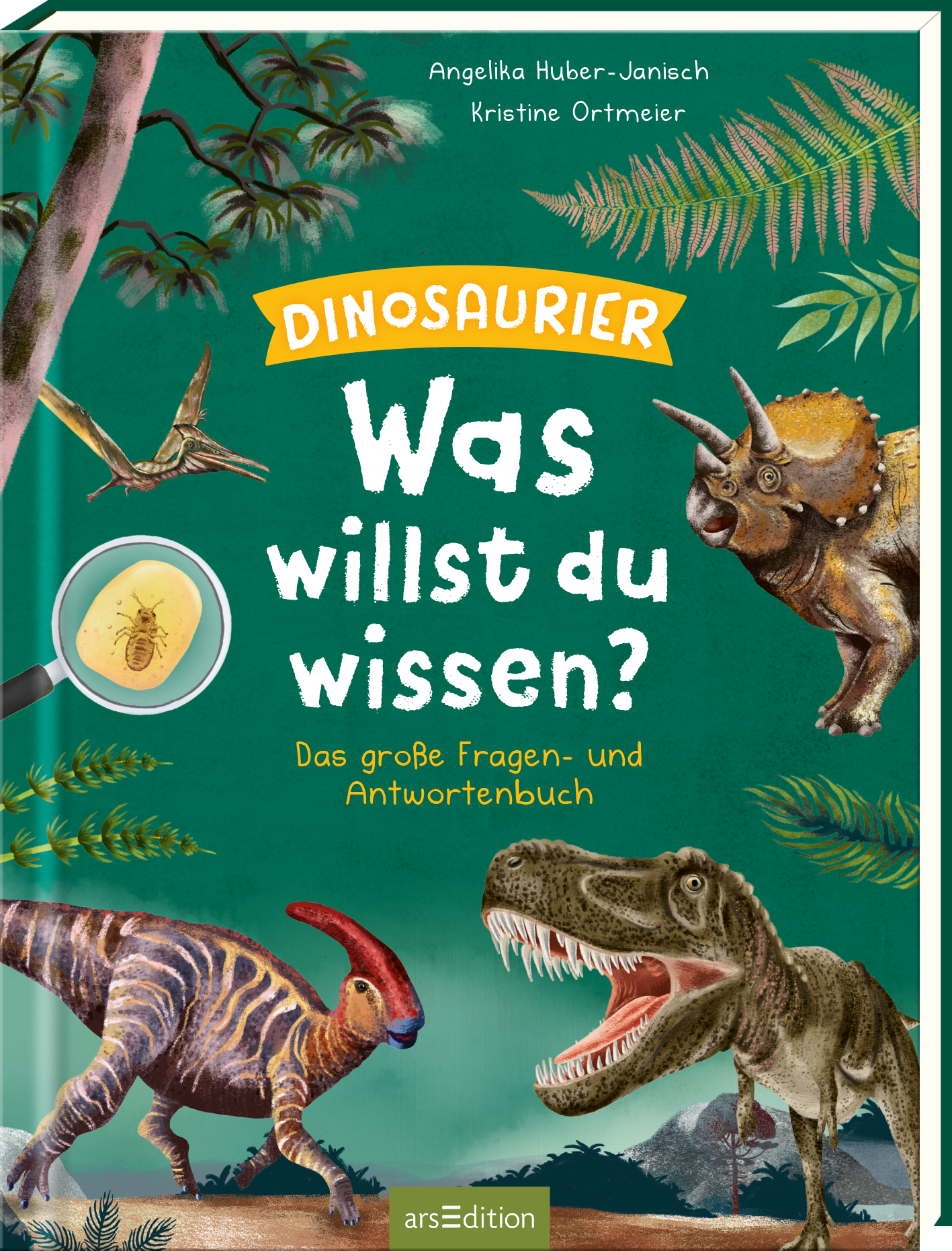Das Buchcover zeigt eine lebendige, grüne Umgebung mit verschiedenen Dinosauriern in Aktion. Oberhalb der Illustration prangt der Titel „Dinosaurier – Was willst du wissen?“ in gelber Schrift auf einem breiten, orangefarbenen Banner. Die Illustrationen sind detailreich und farbenfroh, darunter der Text „Das große Fragen- und Antwortenbuch“ in einer klaren, weißen Schrift. Angabe der Autorinnen: Angelika Huber-Janisch und Kristine Ortmeier. Ganz unten mittig steht der Logoschriftzug...