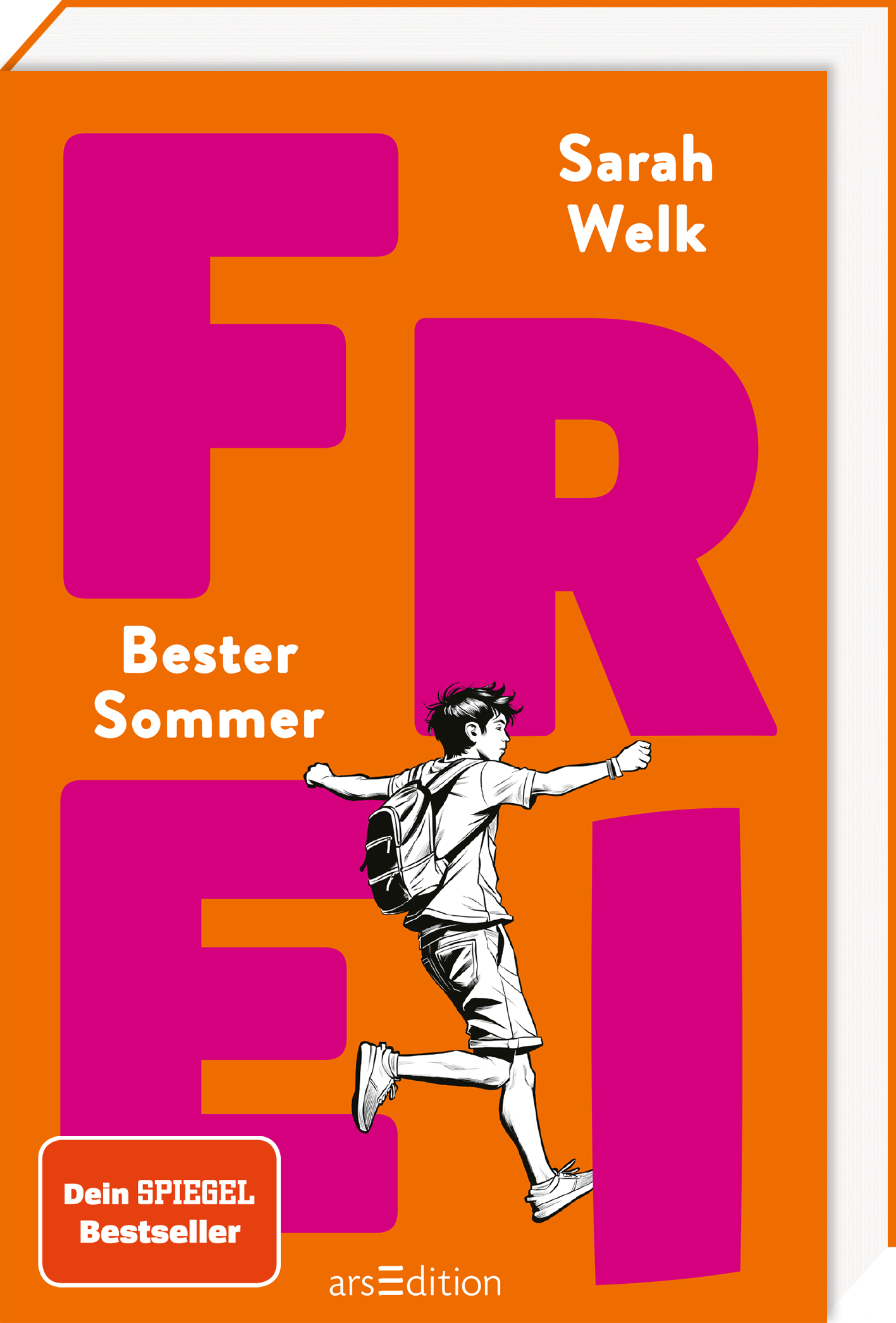 Das Buchcover zeigt einen strahlend orangefarbenen Hintergrund. Im Vordergrund springt ein lächelnder Junge mit Rucksack, umgeben von großen, pinken Buchstaben, die das Wort „FREI“ bilden. Darunter steht in weißer Schrift „Bester Sommer“. Ein heller, fröhlicher Eindruck wird vermittelt. Unten links befindet sich ein Button mit dem Schriftzug „Dein SPIEGEL Bestseller“. Ganz unten mittig steht der Logoschriftzug von arsEdition.