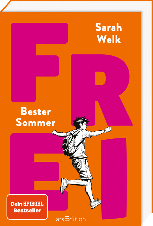 Das Buchcover zeigt einen strahlend orangefarbenen Hintergrund. Im Vordergrund springt ein lächelnder Junge mit Rucksack, umgeben von großen, pinken Buchstaben, die das Wort „FREI“ bilden. Darunter steht in weißer Schrift „Bester Sommer“. Ein heller, fröhlicher Eindruck wird vermittelt. Unten links befindet sich ein Button mit dem Schriftzug „Dein SPIEGEL Bestseller“. Ganz unten mittig steht der Logoschriftzug von arsEdition.