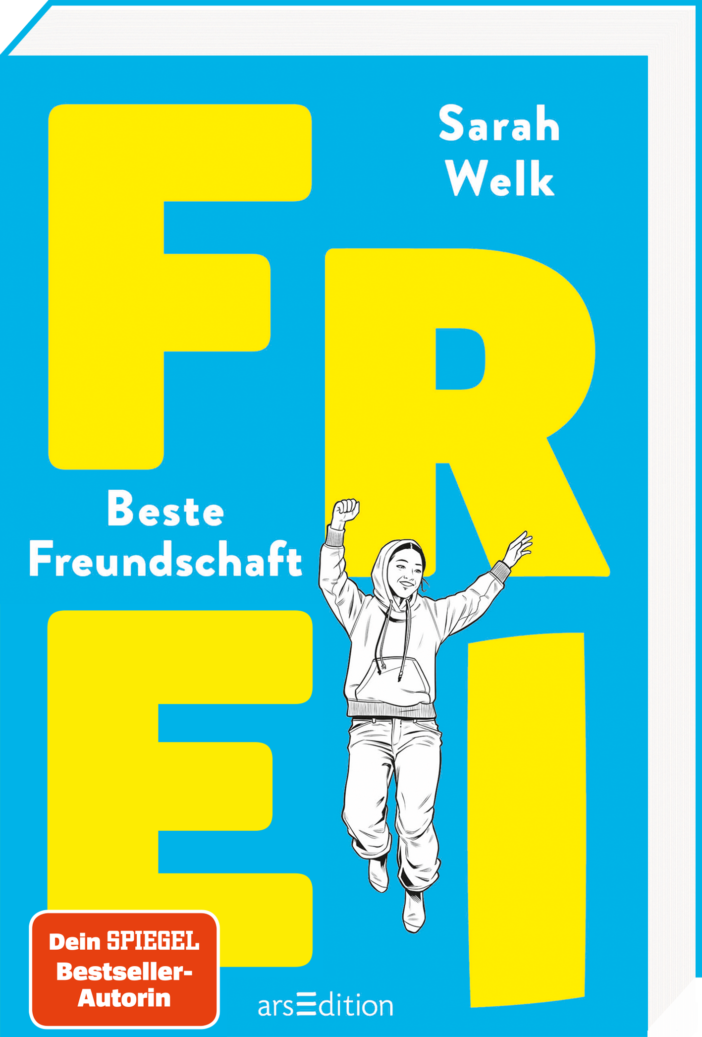 Das Cover von „FREI – Beste Freundschaft“ von Sarah Welk zeigt den Titel in großen, gelben Blockbuchstaben auf einem hellblauen Hintergrund. Zwischen den Buchstaben ist die Illustration eines Mädchens platziert, das einen Kapuzenpullover und Jeans trägt. Es springt und wirft fröhlich die Arme in die Luft. Der Untertitel steht in weißer Schrift daneben. Unten links befindet sich ein Button mit dem Text „Dein SPIEGEL Bestseller-Autorin“. Ganz unten mittig steht der Logoschriftzug...