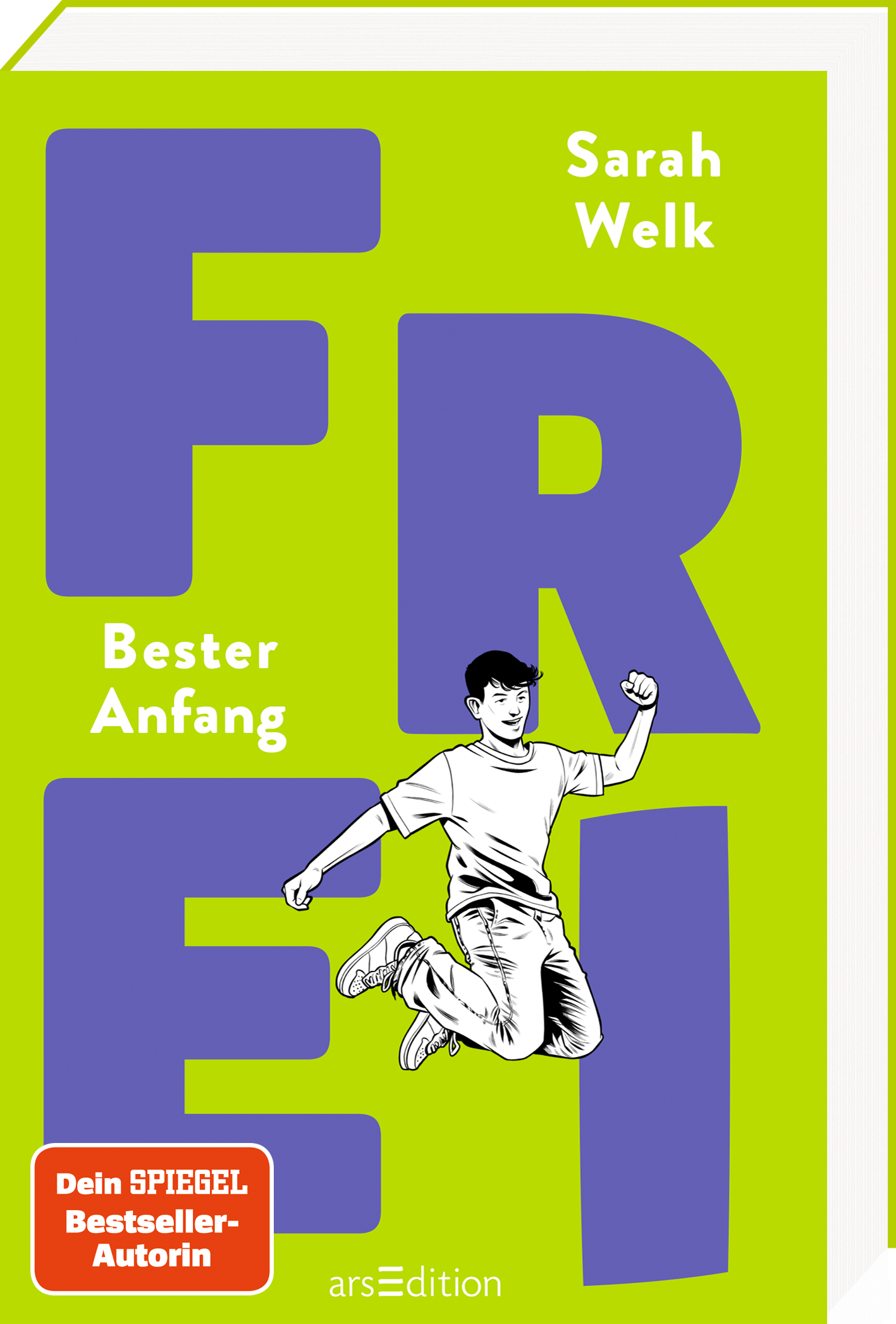 Das Buchcover zeigt einen lebendigen grünen Hintergrund. In der Mitte des Covers steht das Wort „FREI“ in großen, dunkelblauen Buchstaben. Eine Zeichnung eines Jungen, der springt und begeistert wirkt, ist im Vordergrund rechts platziert. Oben rechts befindet sich der Name der Autorin „Sarah Welk“. Auf dem Cover ist zudem ein SPIEGEL-Bestseller-Autorin-Button zu sehen. Ganz unten mittig steht der Logoschriftzug von arsEdition.