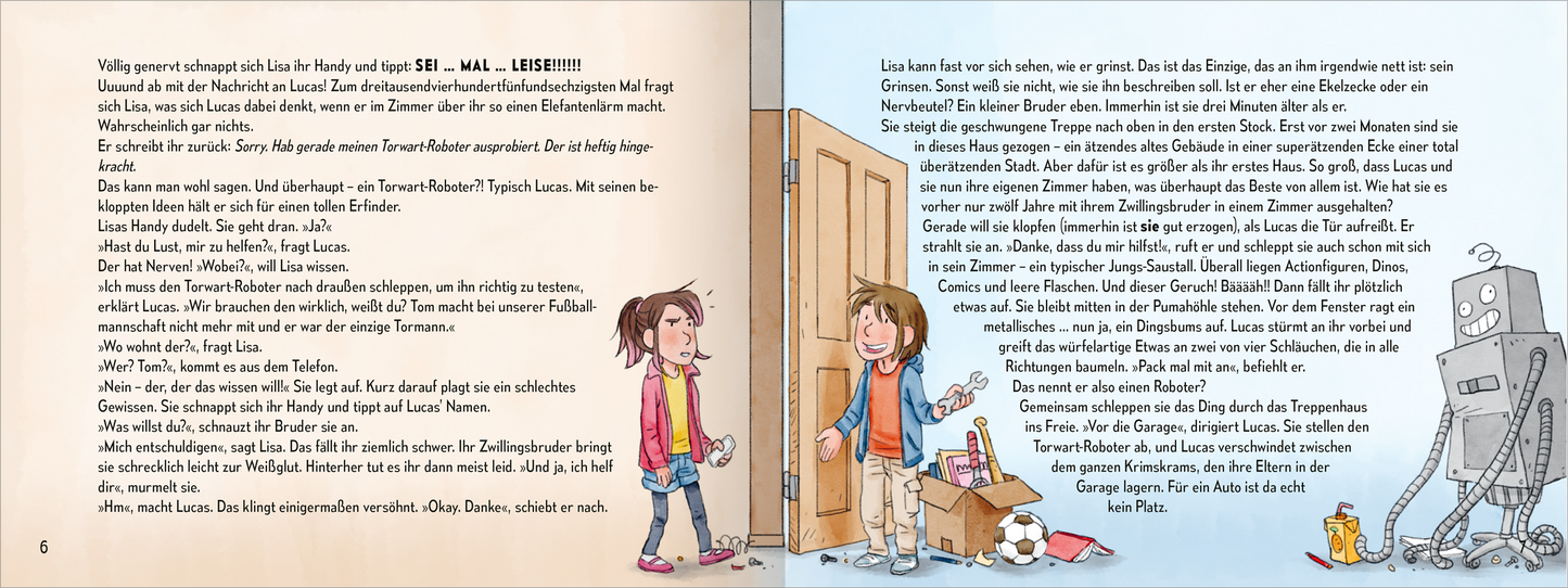Gezeigt wird eine Innen- oder Zusatzansicht von „Die Zeitenspringer – Das weiße Mammut“. Die Doppelseite zeigt bunte, zeichnerische Illustrationen von zwei Kindern, Lisa und Lucas, die in einem lebendigen Raum stehen. Lisa trägt ein pinkes T-Shirt und eine Jeans, während Lucas ein farbiges Outfit mit Weste trägt. Der Hintergrund ist hellblau, und der Raum ist mit verschiedenen Gegenständen wie einem Roboter und einem Hund dekoriert. Die Schrift ist freundlich und gut lesbar, passend...