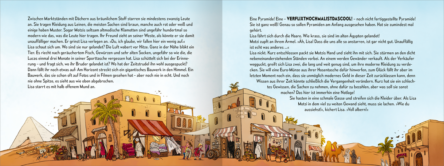 Gezeigt wird eine Innen- oder Zusatzansicht von „Die Zeitenspringer – Die große Pyramide“. Die Doppelseite zeigt eine lebendige, farbenfrohe Illustration einer Wüstenlandschaft mit einer majestätischen Pyramide im Hintergrund. Die Gebäude im Vordergrund sind in warmen Erdtönen gehalten, während das klare Blau des Himmels auffällt. Auf der linken Seite sind Textabschnitte in einer gut lesbaren, sans-serif Schrift angeordnet. Die Typografie ist ansprechend und fördert die...