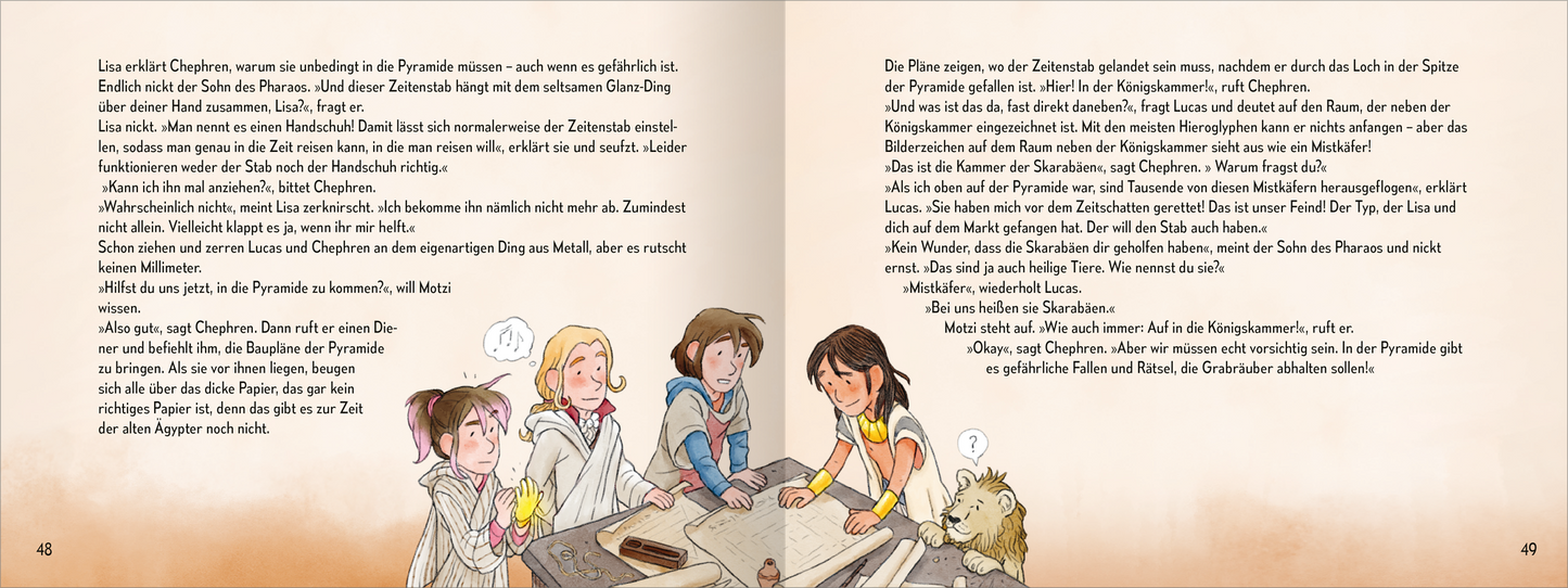 Gezeigt wird eine Innen- oder Zusatzansicht von „Die Zeitenspringer – Die große Pyramide“. Auf der Doppelseite sind vier jugendliche Charaktere in einem hellen Raum um einen Tisch versammelt. Sie betrachten ein antikes Dokument. Der Hintergrund ist in sanften Erdtönen gehalten, die Charaktere sind in bunten, modernen Kleidungsstilen abgebildet. Die Typografie des Textes ist klar und leserlich, mit einer freundlichen, einladenden Schriftart, die den kindgerechten Stil des Buches...